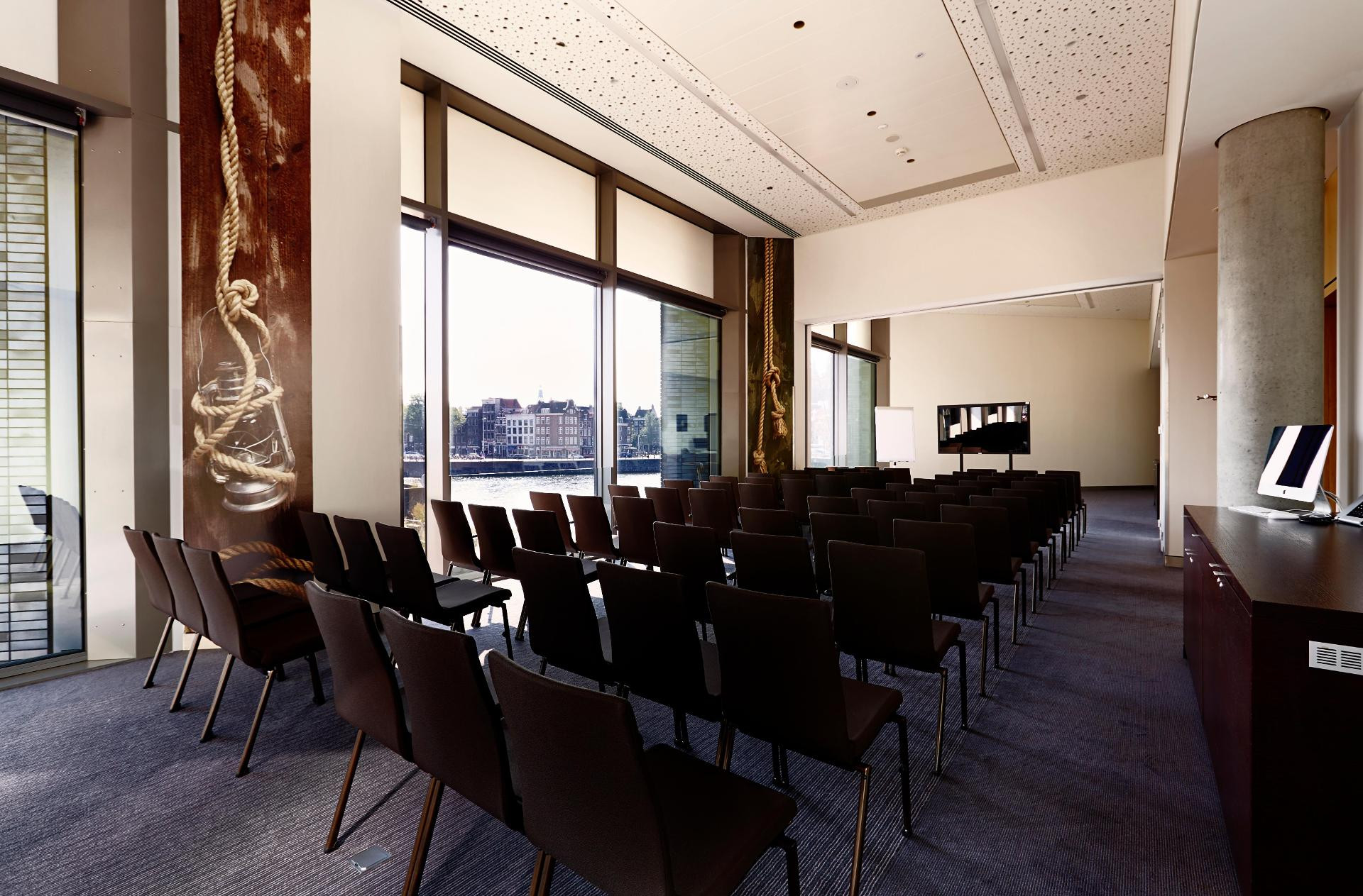 Vista Exterior DoubleTree by Hilton Amsterdam Centraal Station