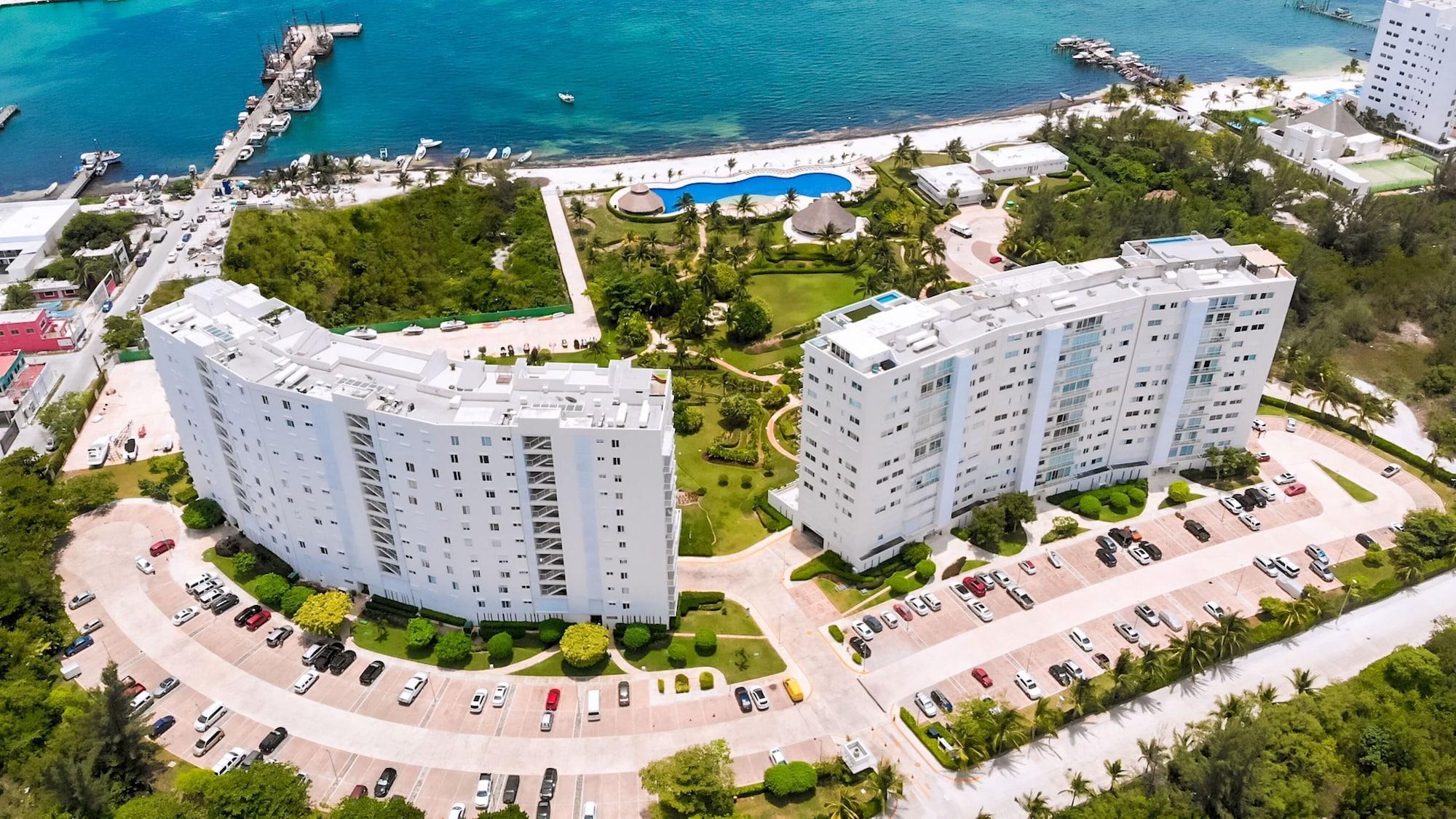 Exterior View TROPICAL Beachfront 1 BDR