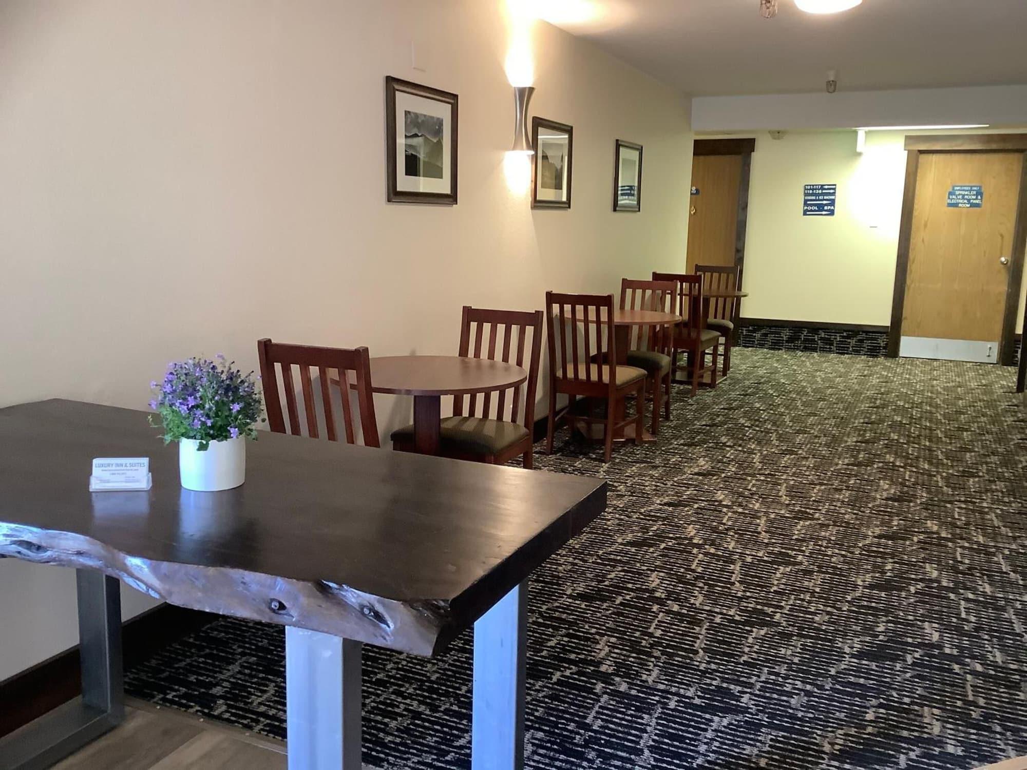Restaurant Luxury Inn And Suites