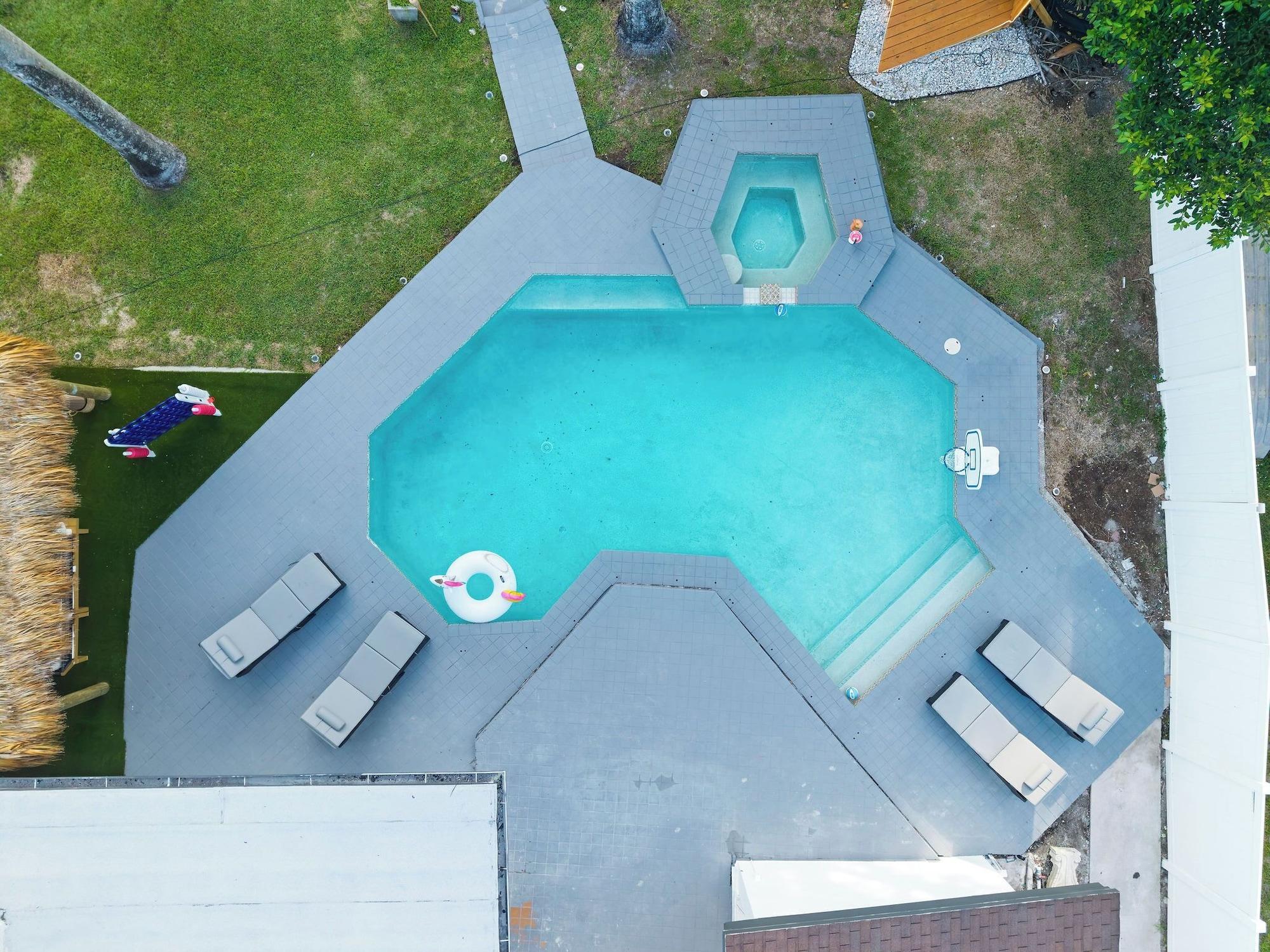 Vista Piscina Waterfront House with Tiki & Firepit