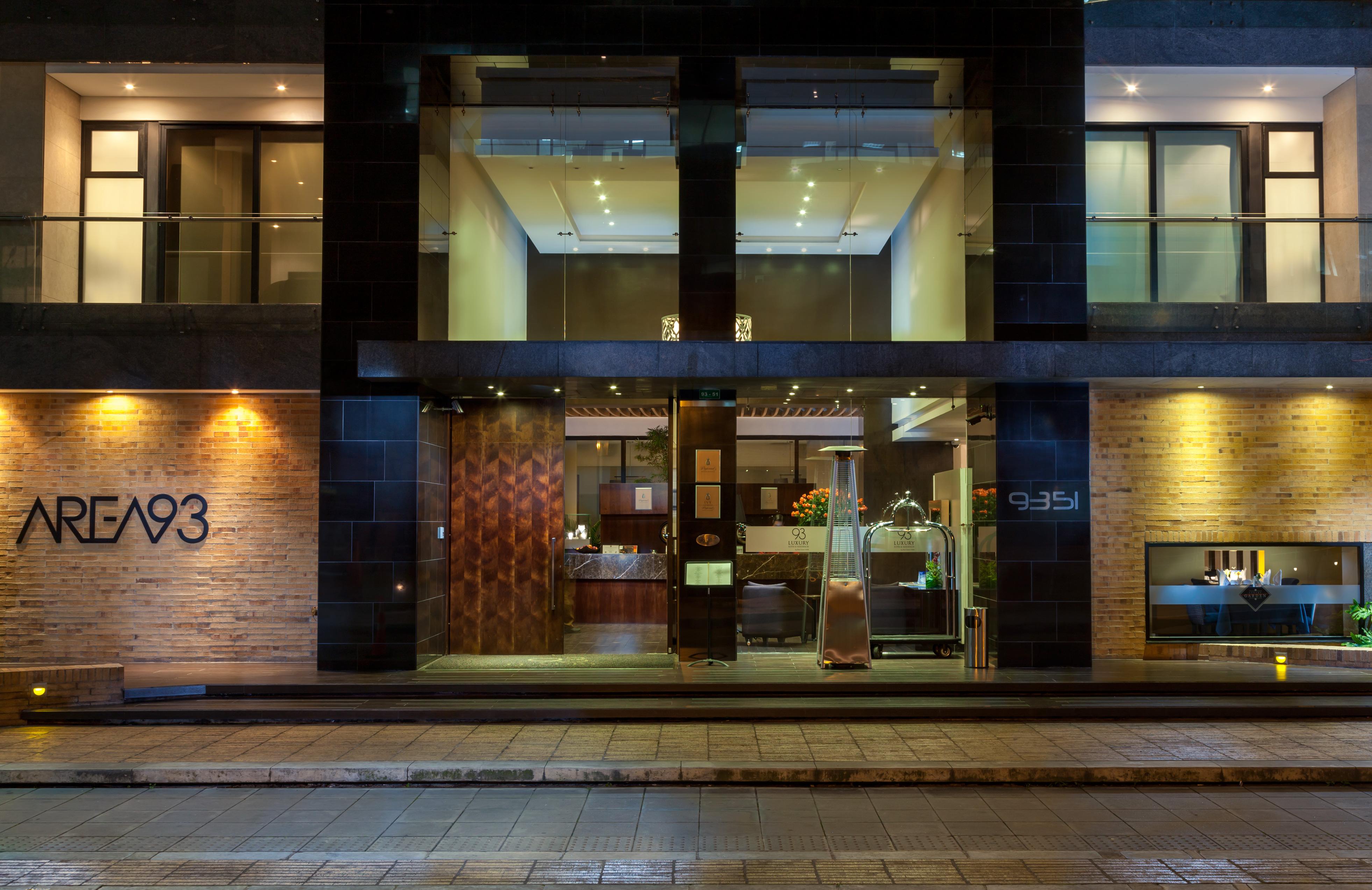 Vista Exterior 93 Luxury Suites & Residences