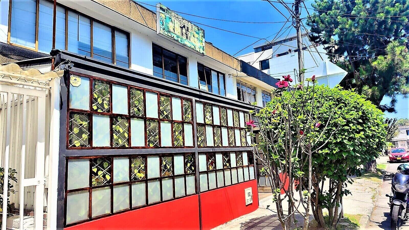 Varios hotel kristal