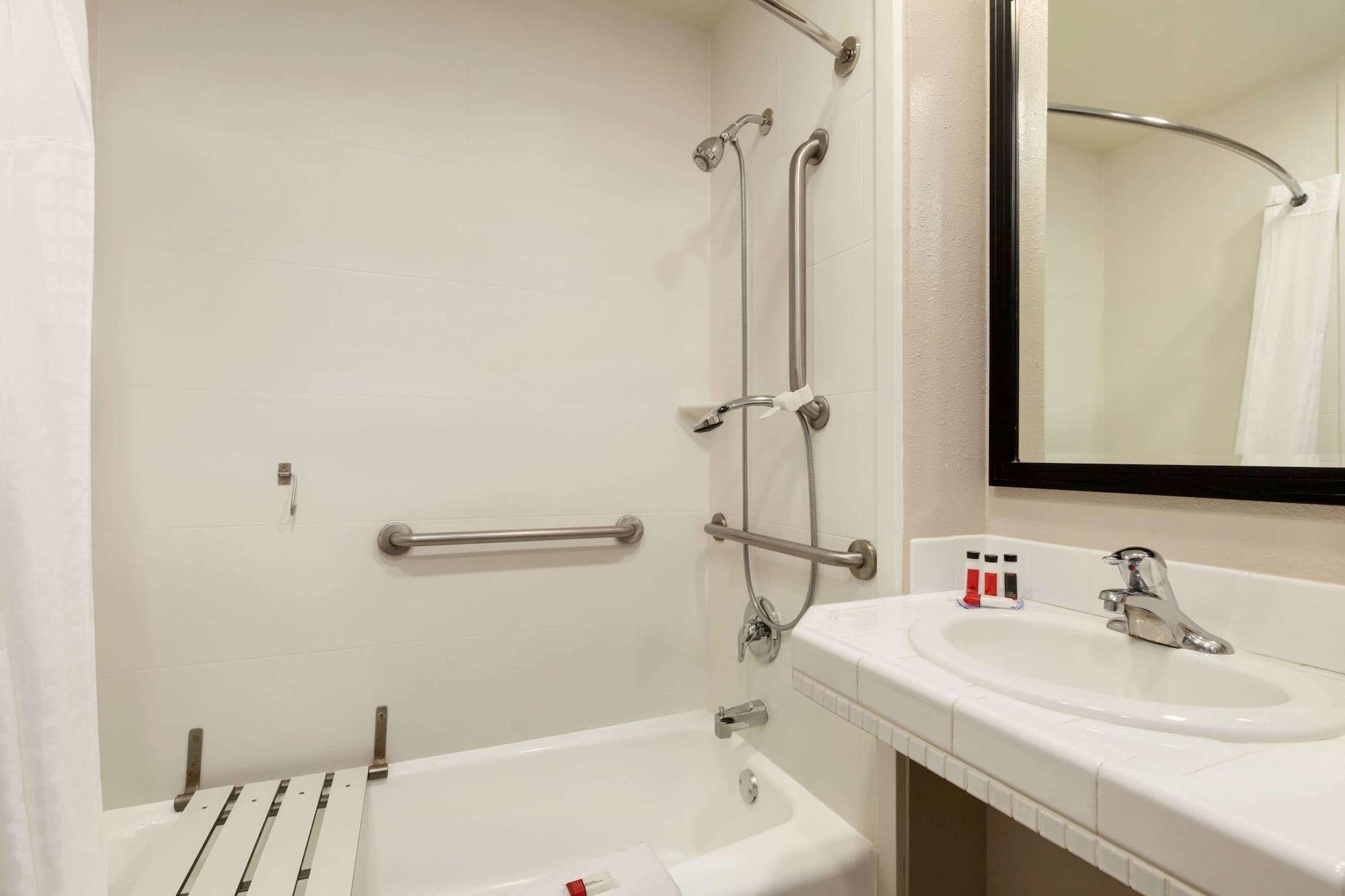 Equipamiento de Habitación Days Inn by Wyndham Eureka CA
