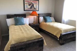 Alquiler Vacacional - New, three bedroom house. Free parking on premises