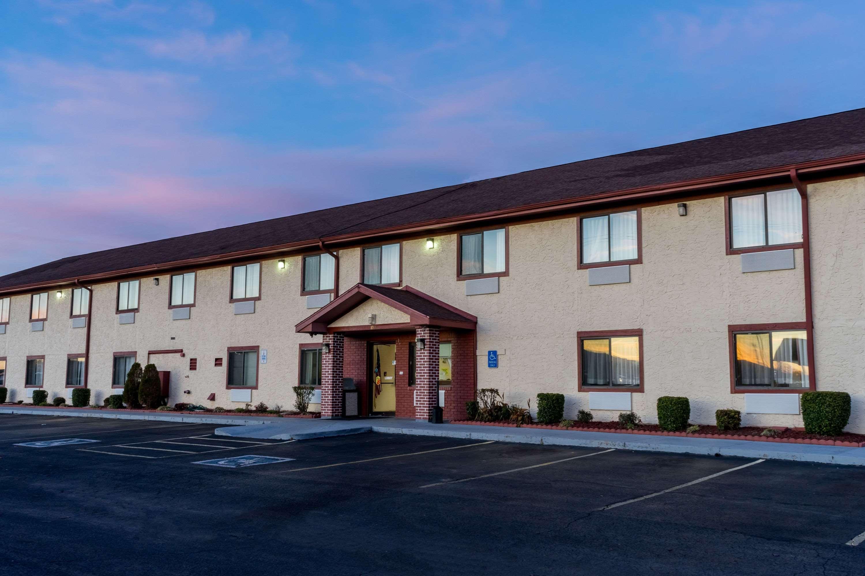 Vista Exterior Super 8 by Wyndham Campbellsville KY