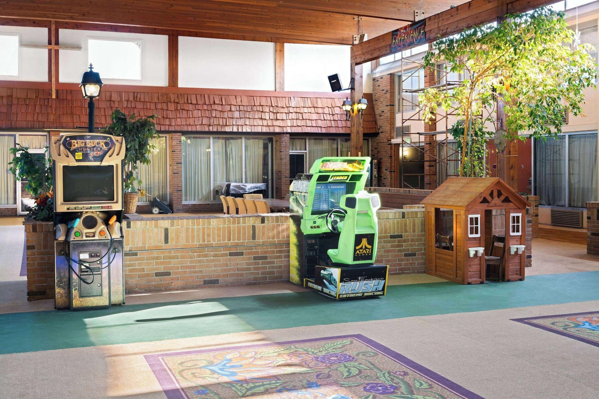 Vista Lobby Travelodge by Wyndham Gaylord