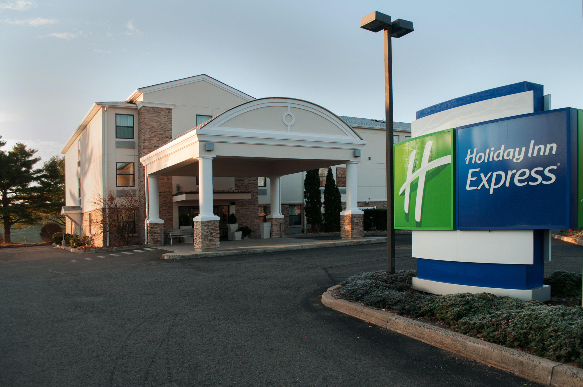 Vista Exterior Holiday Inn Express Vernon - Manchester