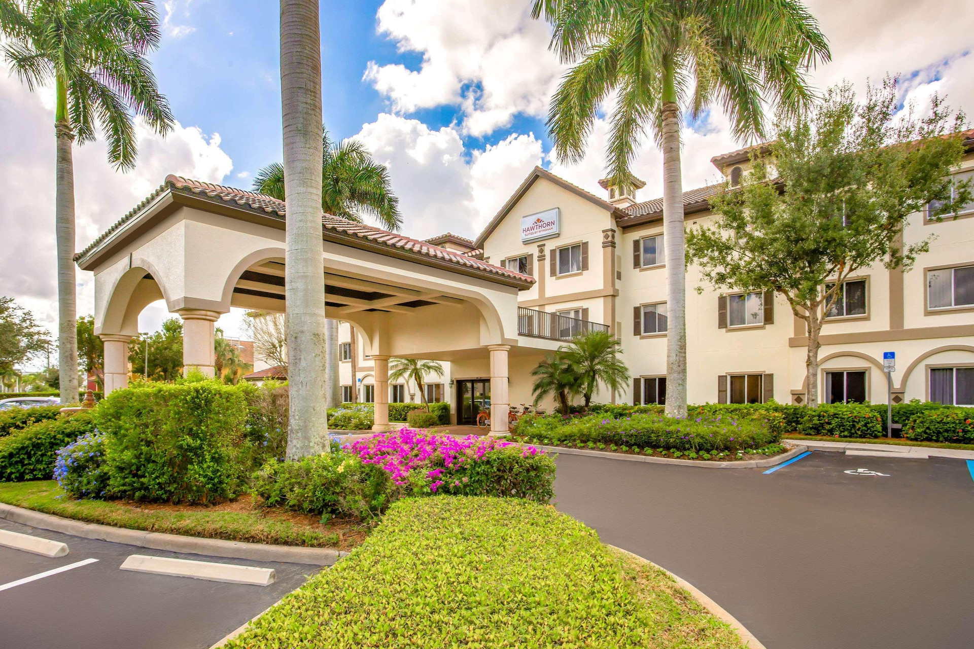 Vista Exterior Hawthorn Extended Stay by Wyndham Naples