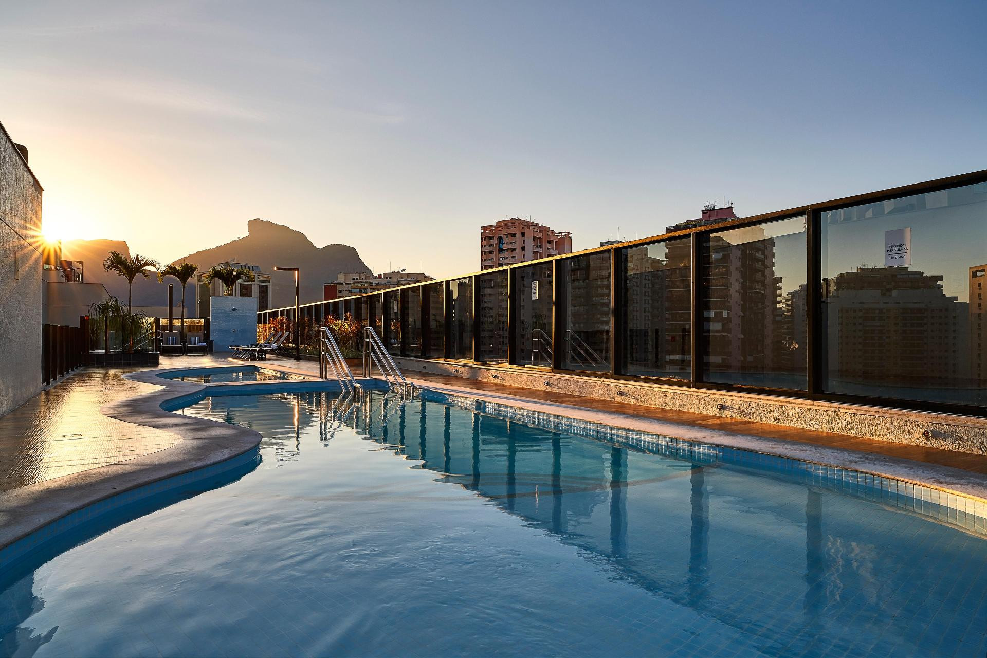 Vista Piscina Radisson Rio de Janeiro Barra
