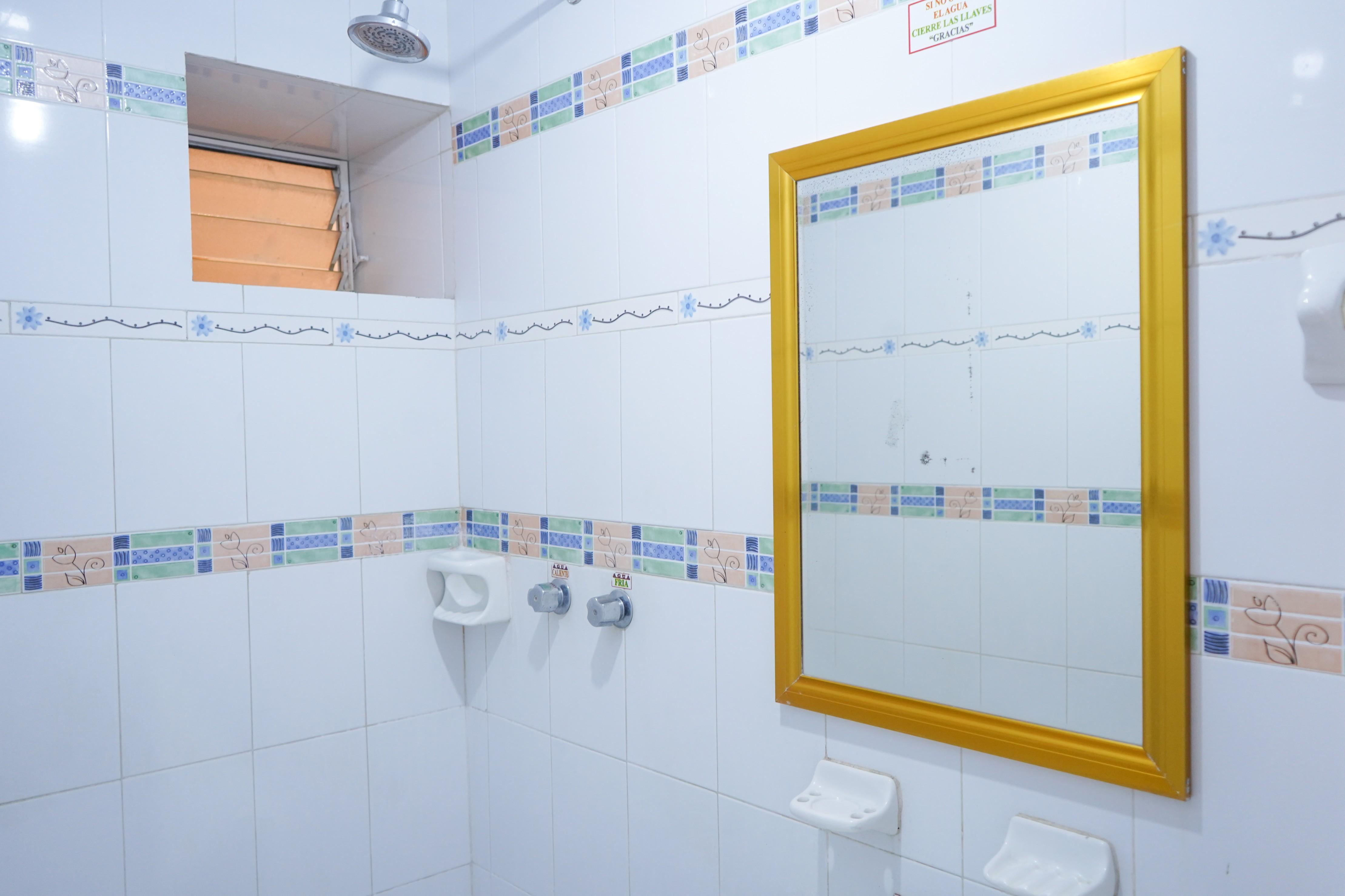 Baño OYO Hotel El Conquistador