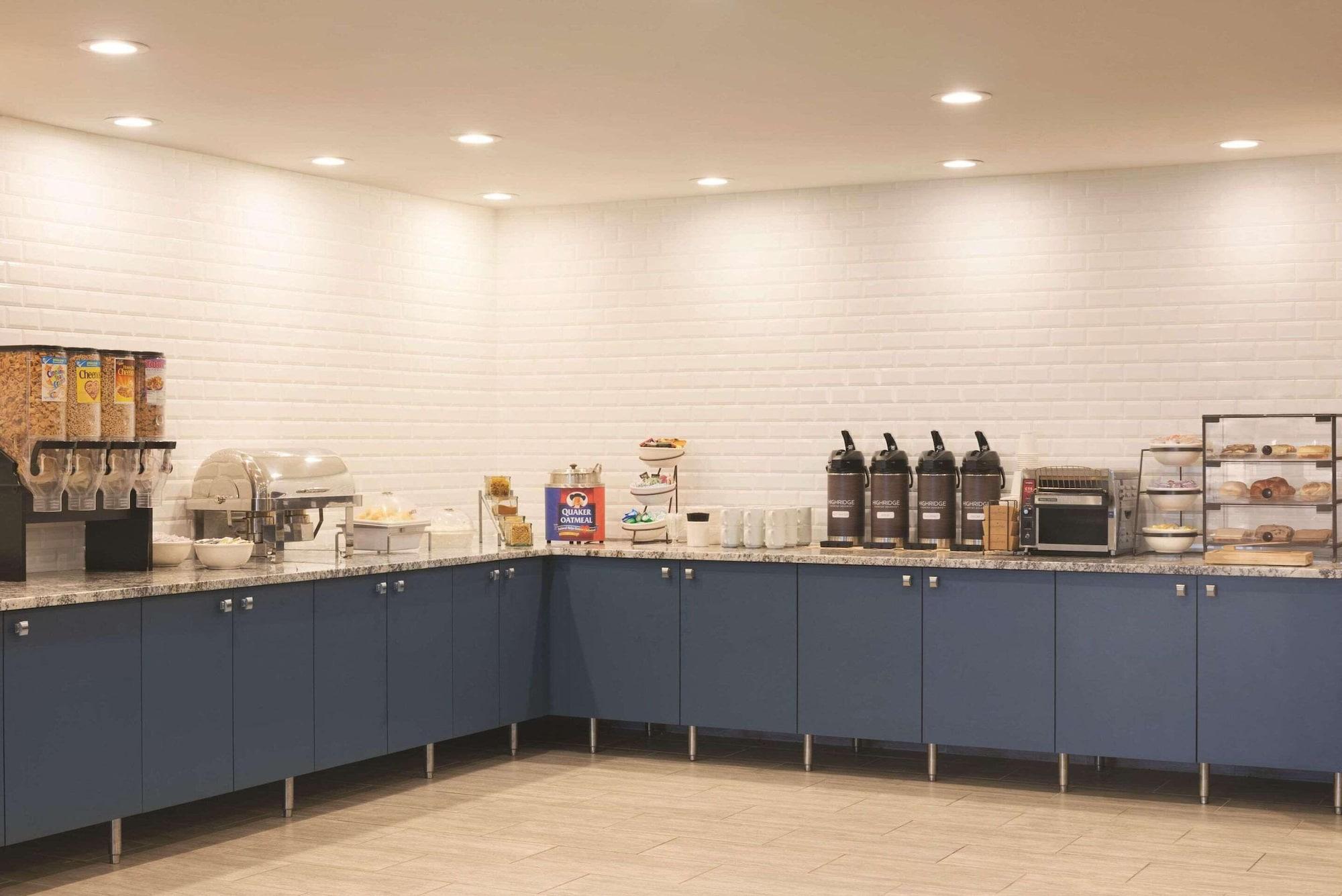 Restaurant Country Inn & Suites by Radisson, Shoreview-Mounds View, MN