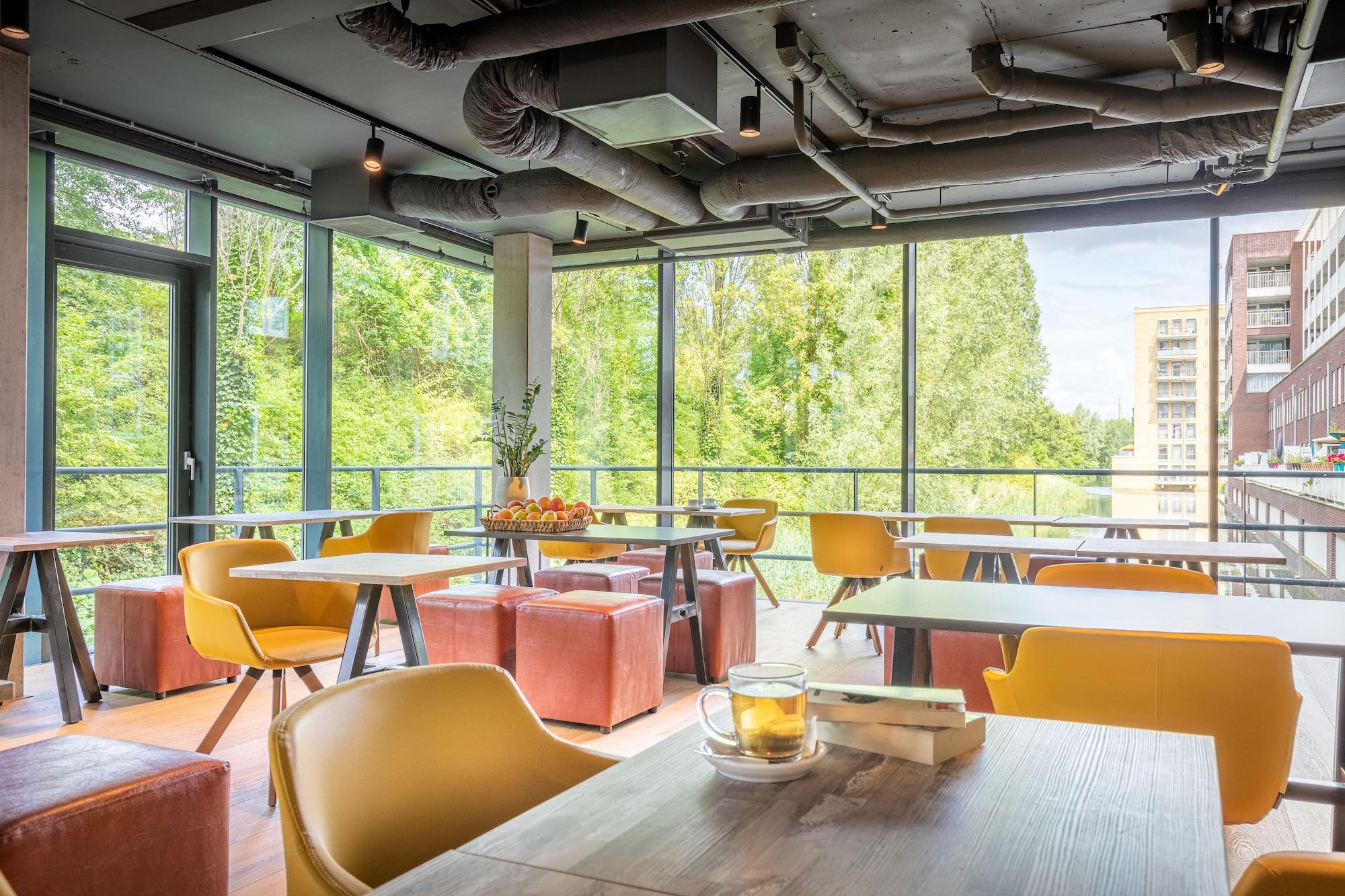 Bar/Salón Hotel New Kit