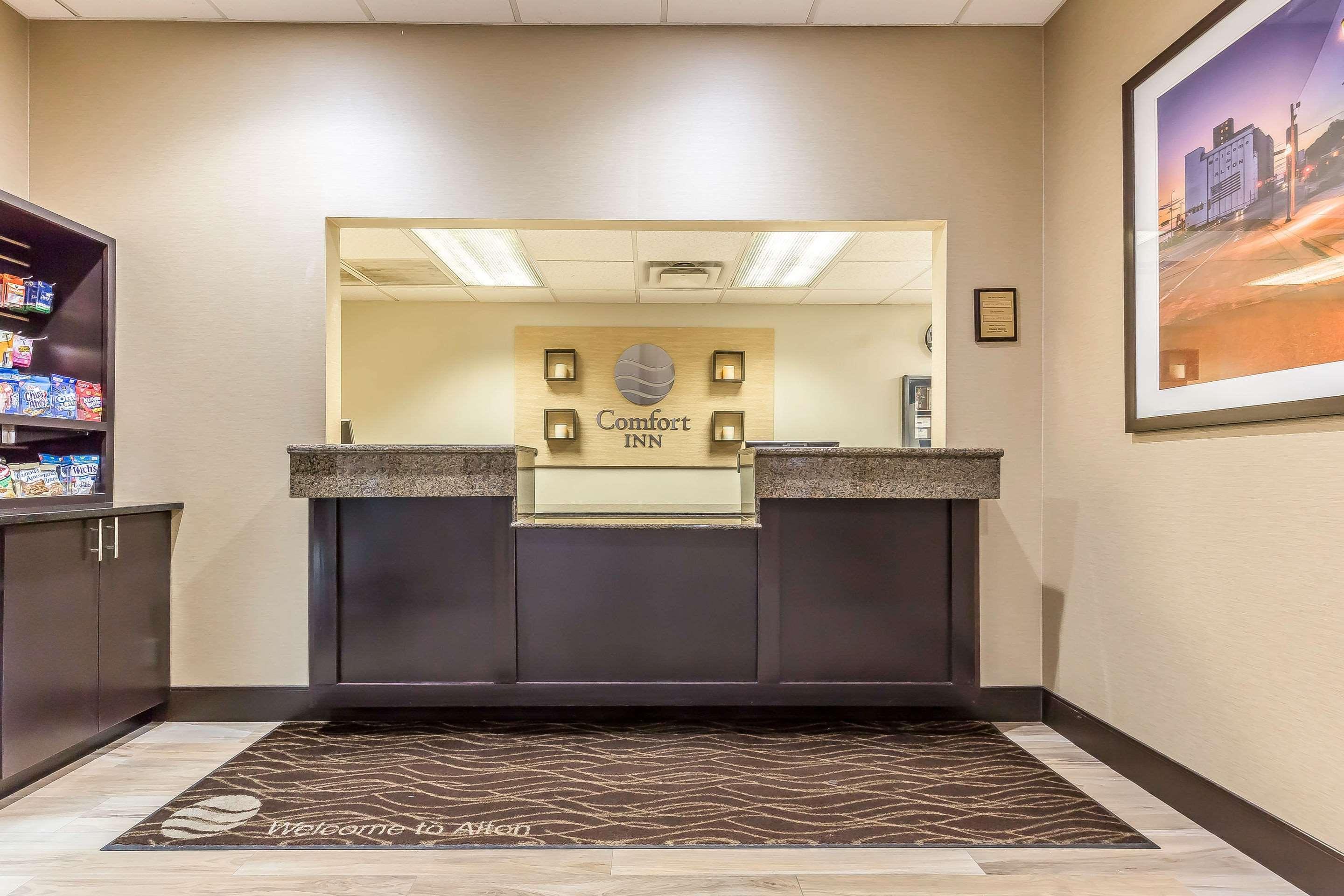 Vista Lobby Comfort Inn Alton near I-255