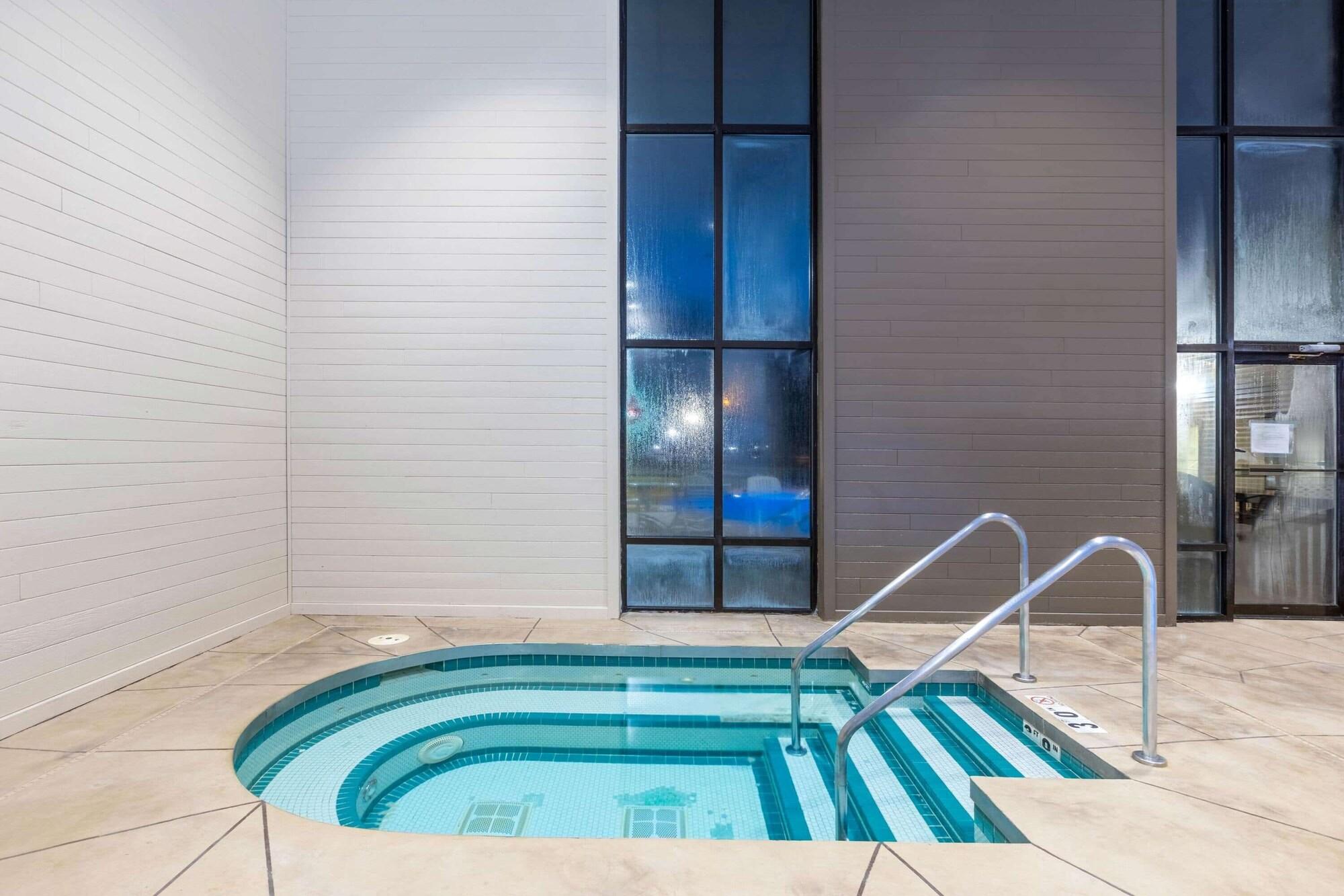 Spa AmericInn by Wyndham Prairie du Chien
