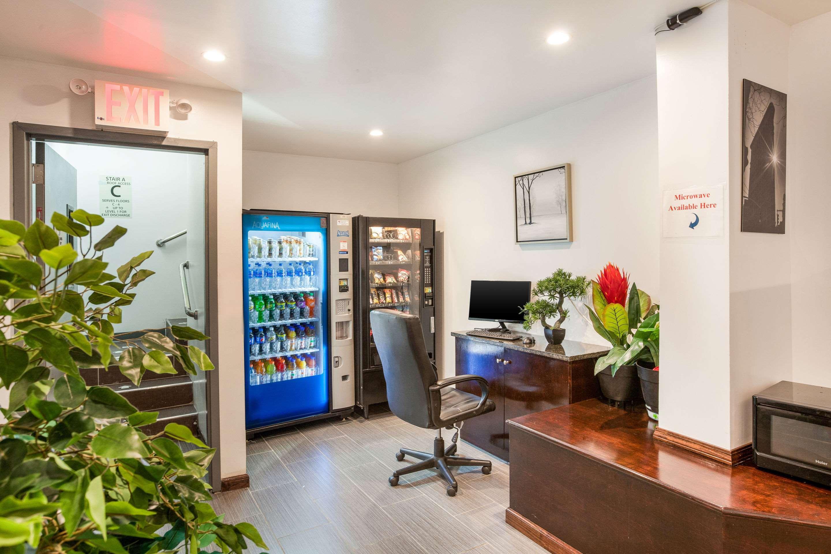 Centro de Negocios Quality Inn near Sunset Park