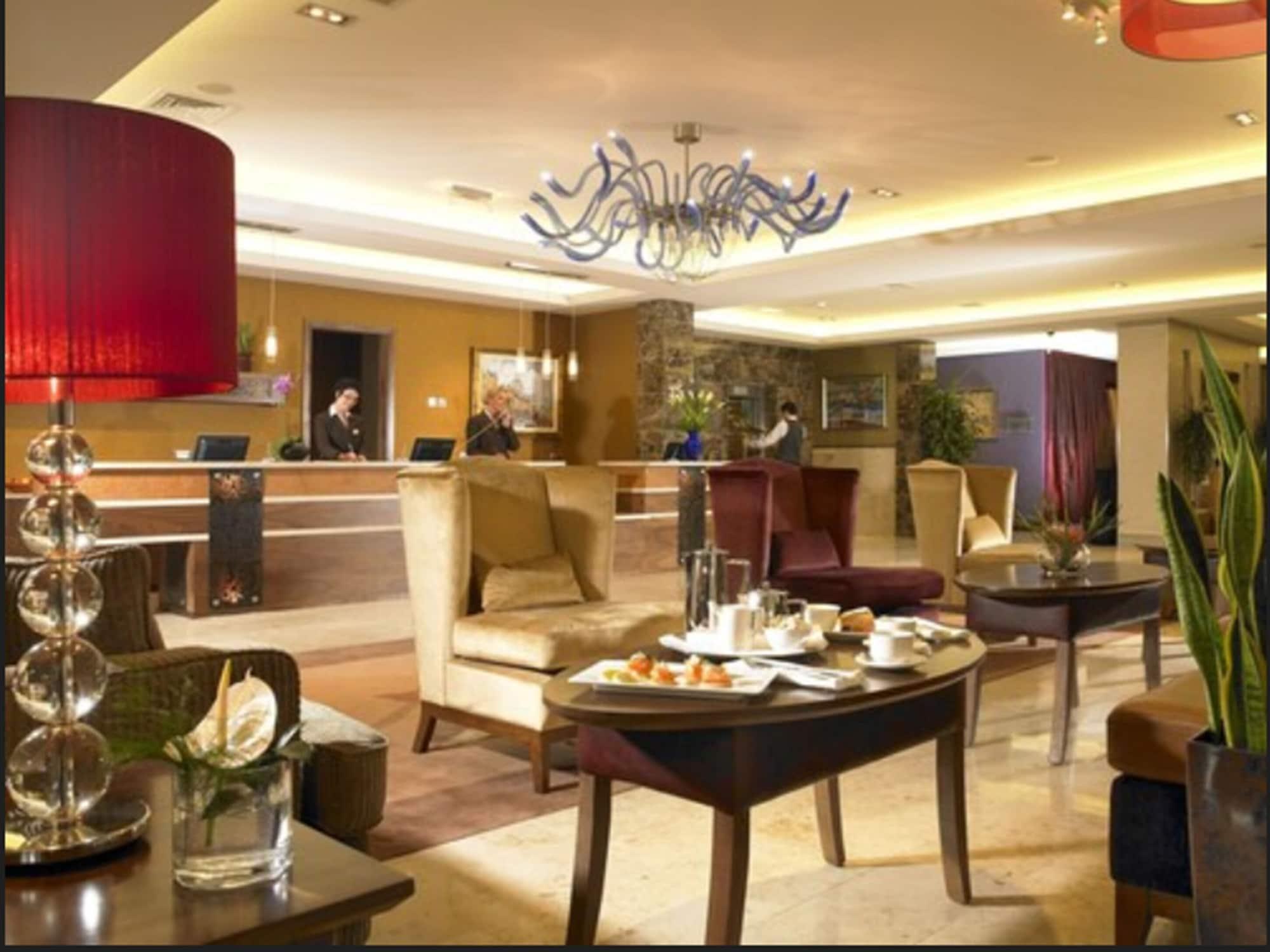 Vista Lobby Westport Plaza Hotel