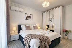 Alquiler Vacacional - New! Skyline Parliament • Brand New • Central • Quiet • AC • Balcony