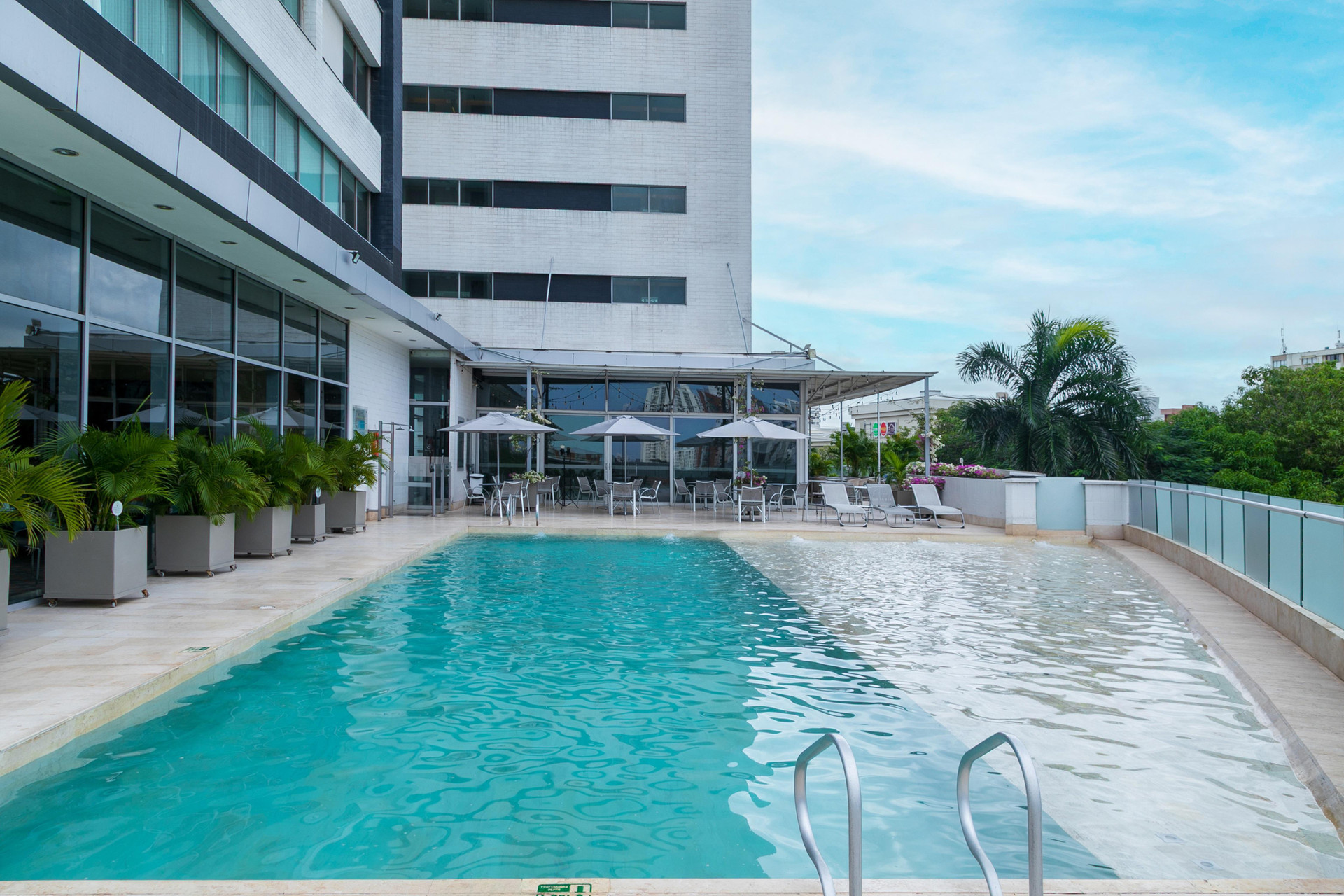 Vista Piscina Hotel Estelar En Alto Prado