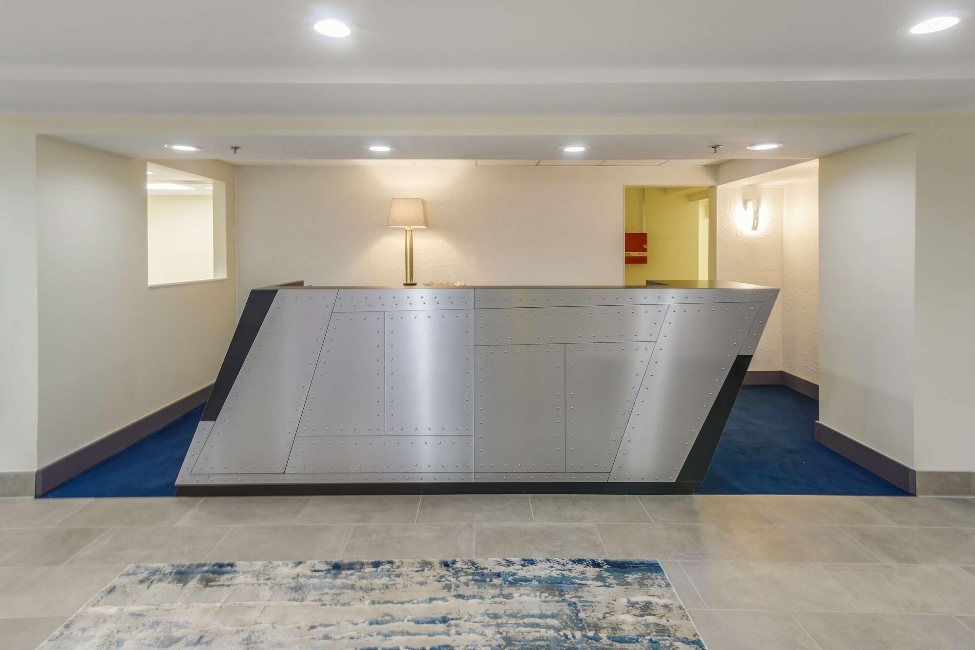 Vista Lobby Hotel RL St. Louis Airport