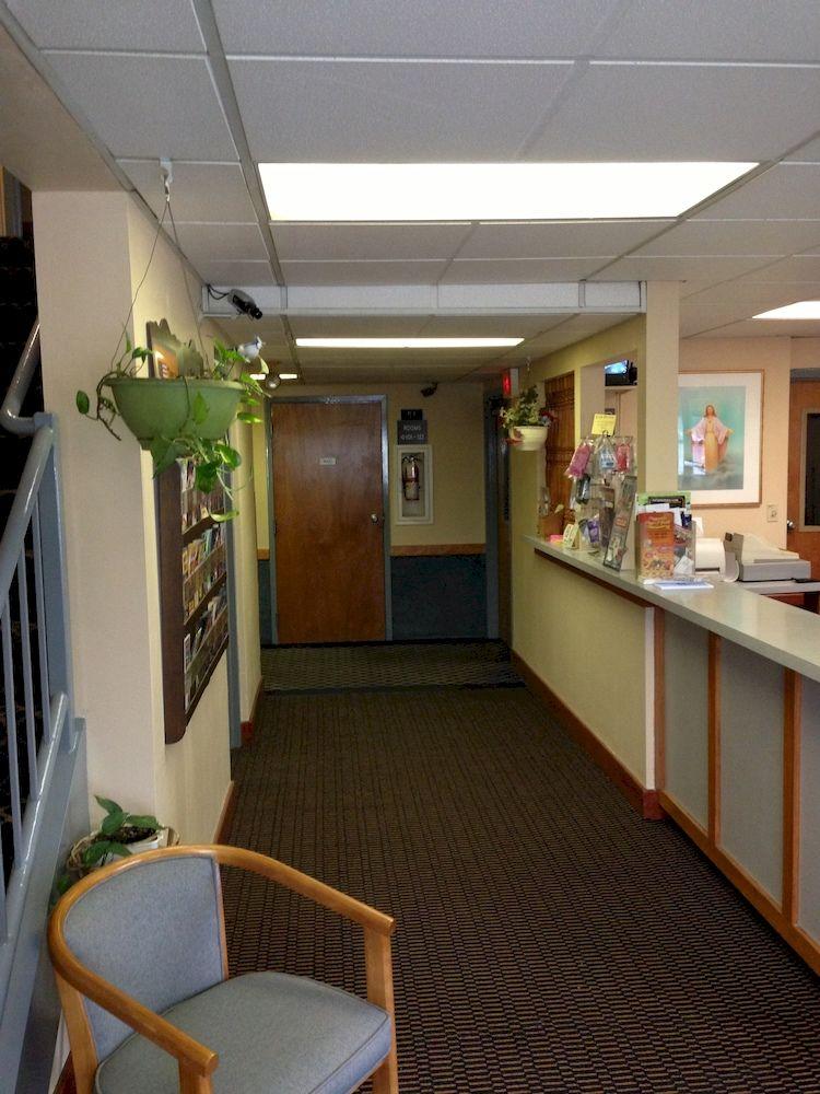 Vista Lobby Budget Host Inn
