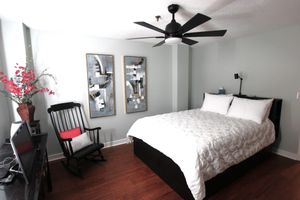 Alquiler Vacacional - Freshly Renovated 1+ Bedroom in Great Downtown Location