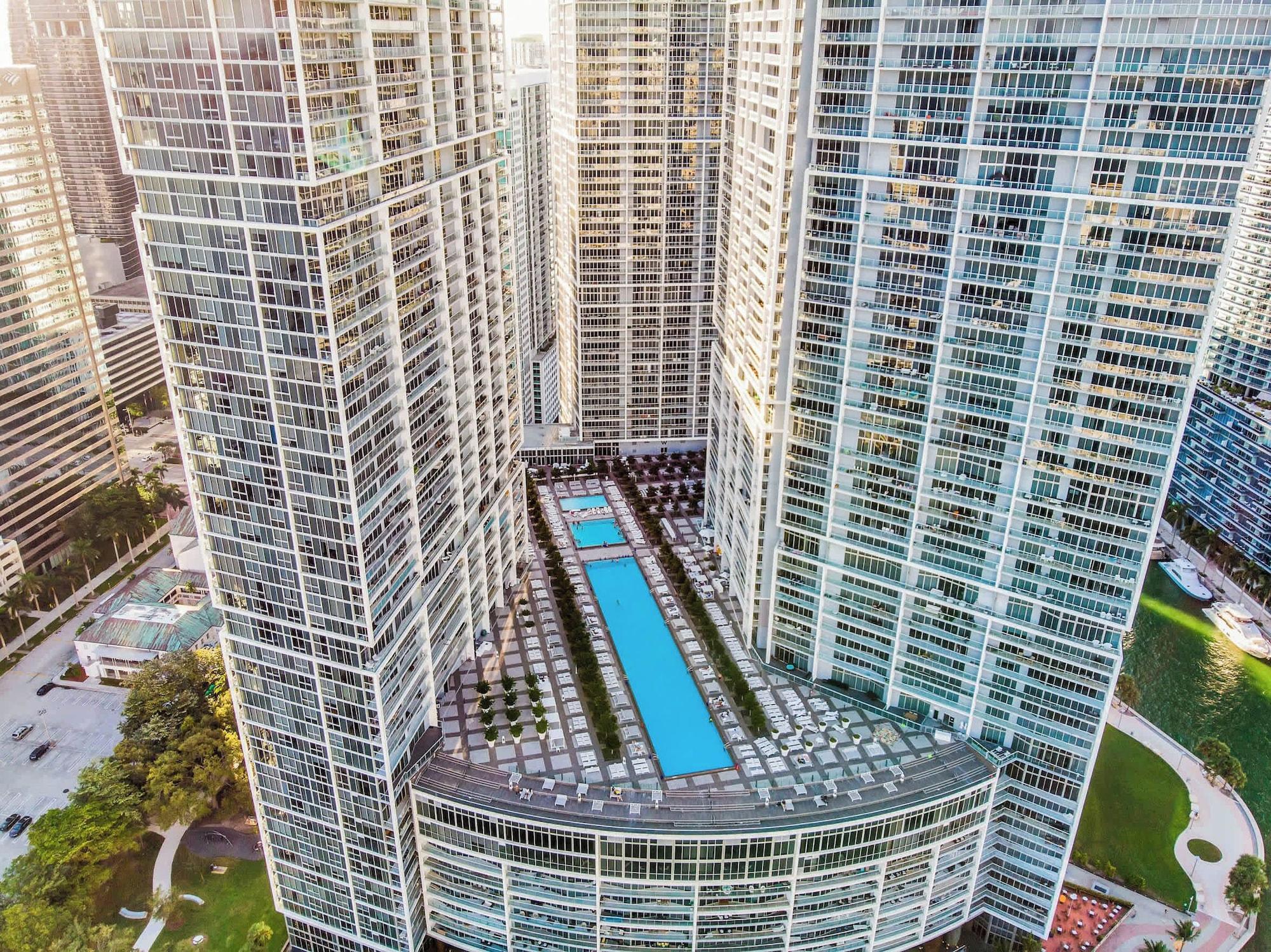 Vista Exterior Luxe Condo on Miami River