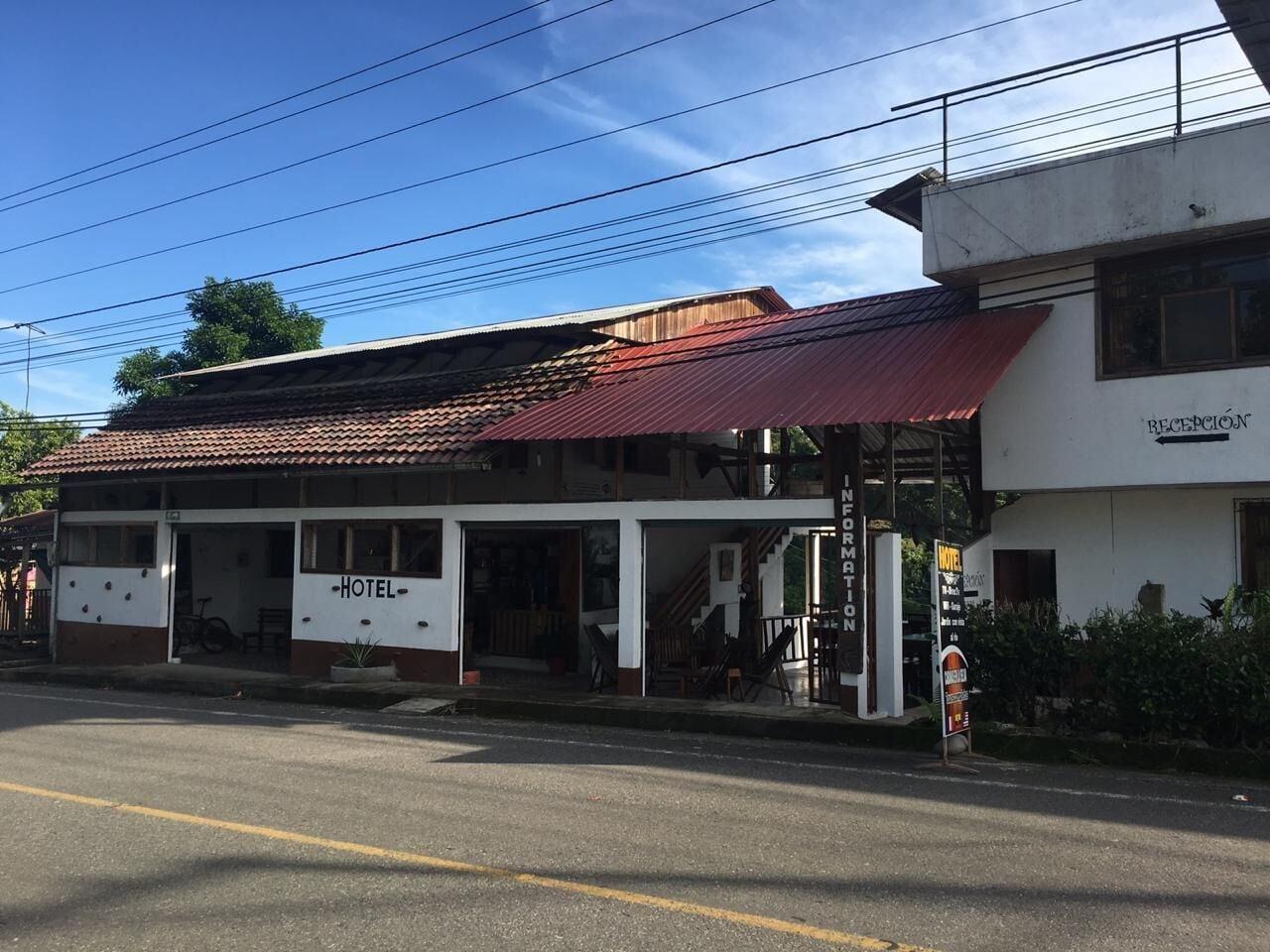 Vista Exterior El Albergue Español Hostel