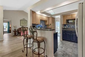 Alquiler Vacacional - Enjoy lake views from the lanai. Charming 3-bdr home in quiet Deep Creek sub.