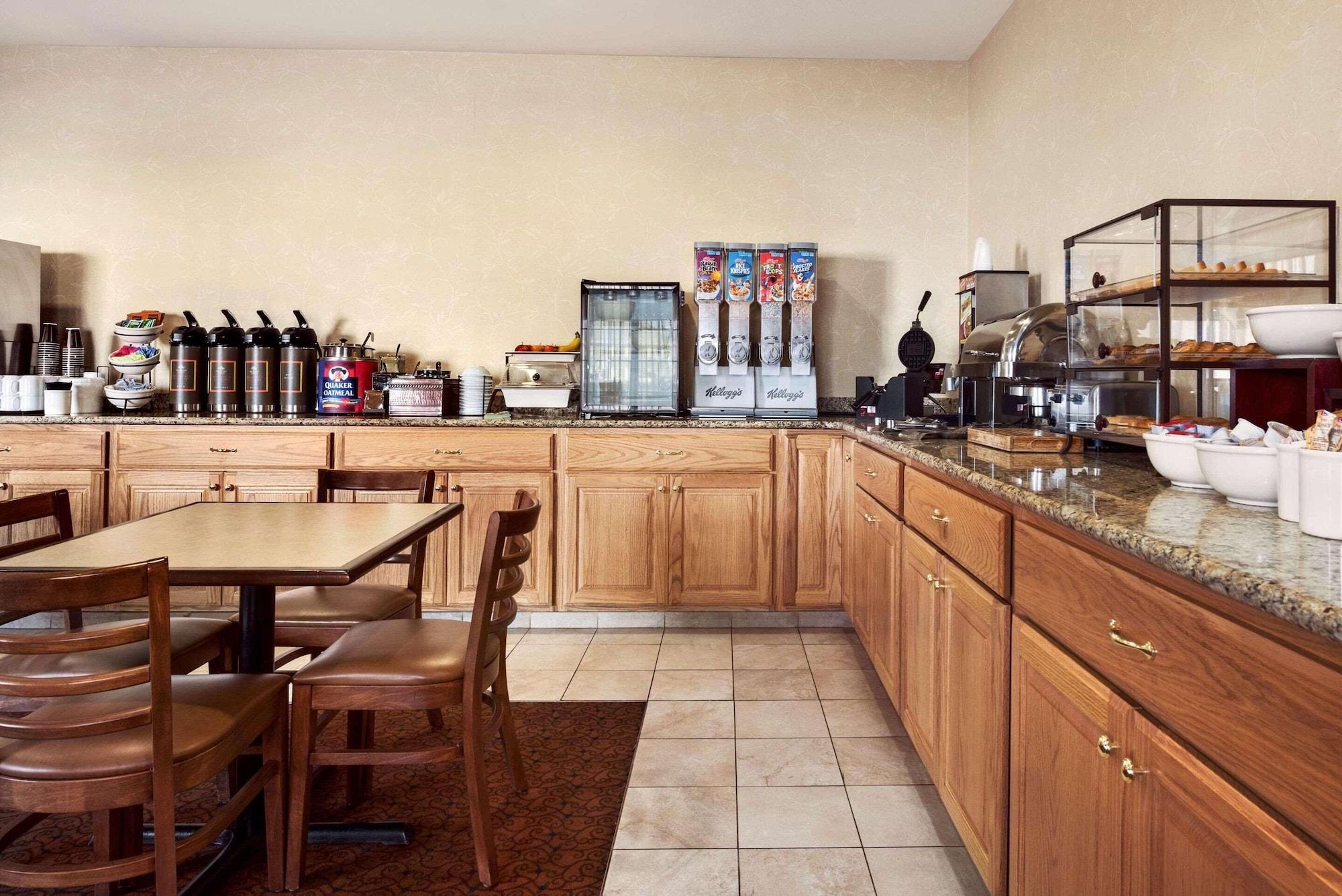Restaurant Country Inn & Suites by Radisson, Clinton, IA