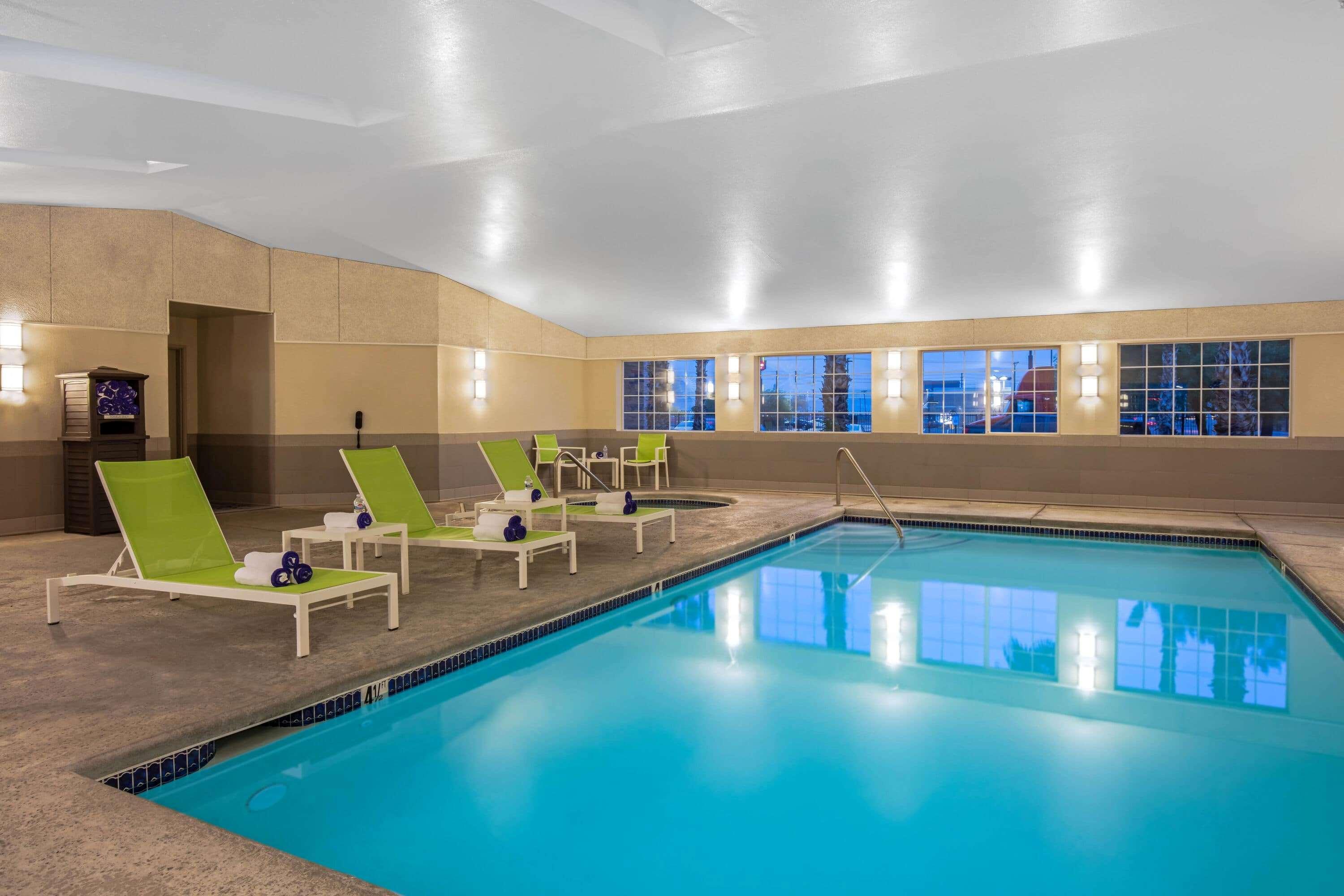 Vista Piscina La Quinta Inn & Suites by Wyndham Las Vegas Nellis