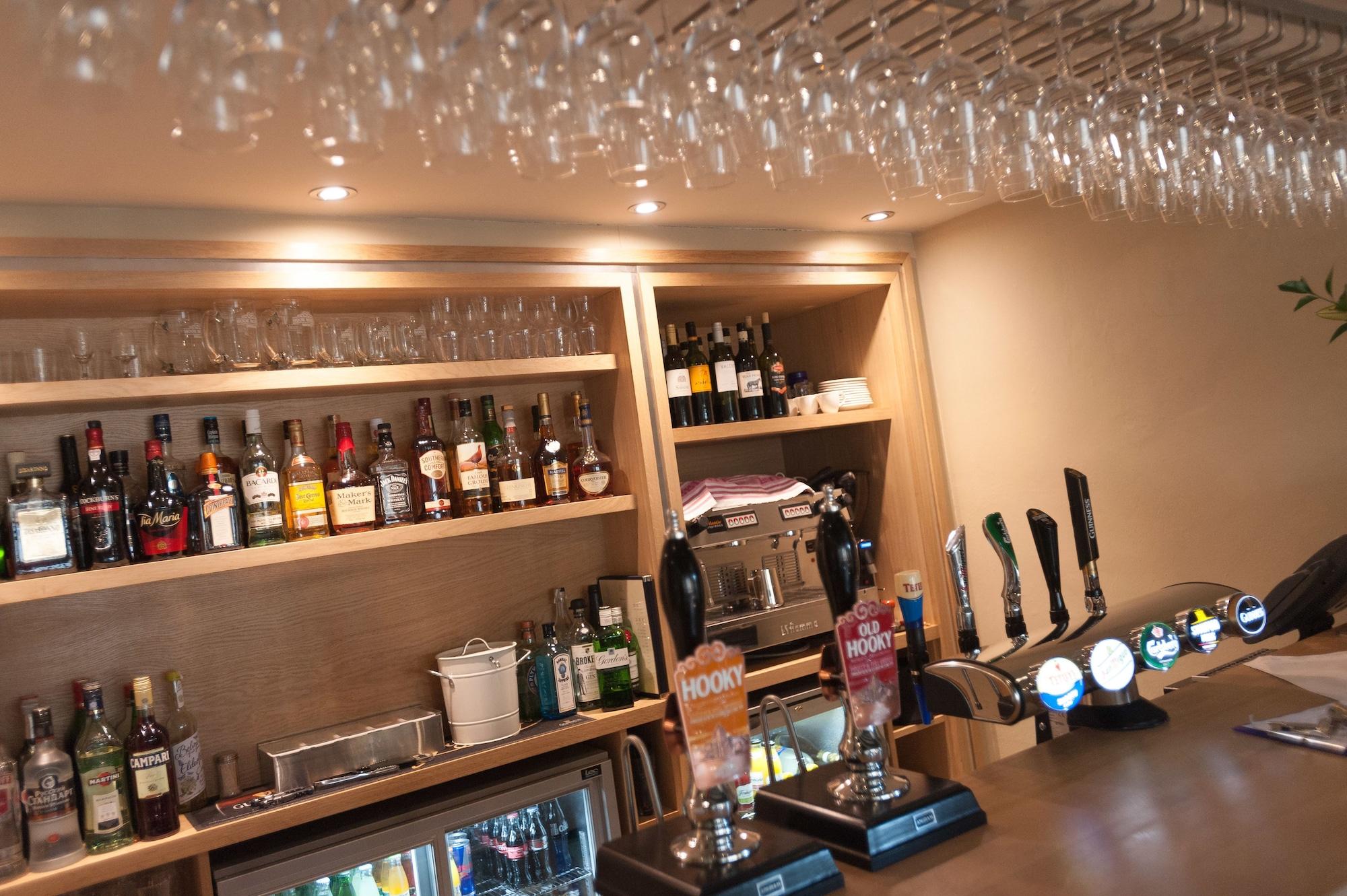 Bar/Salón The Shaven Crown