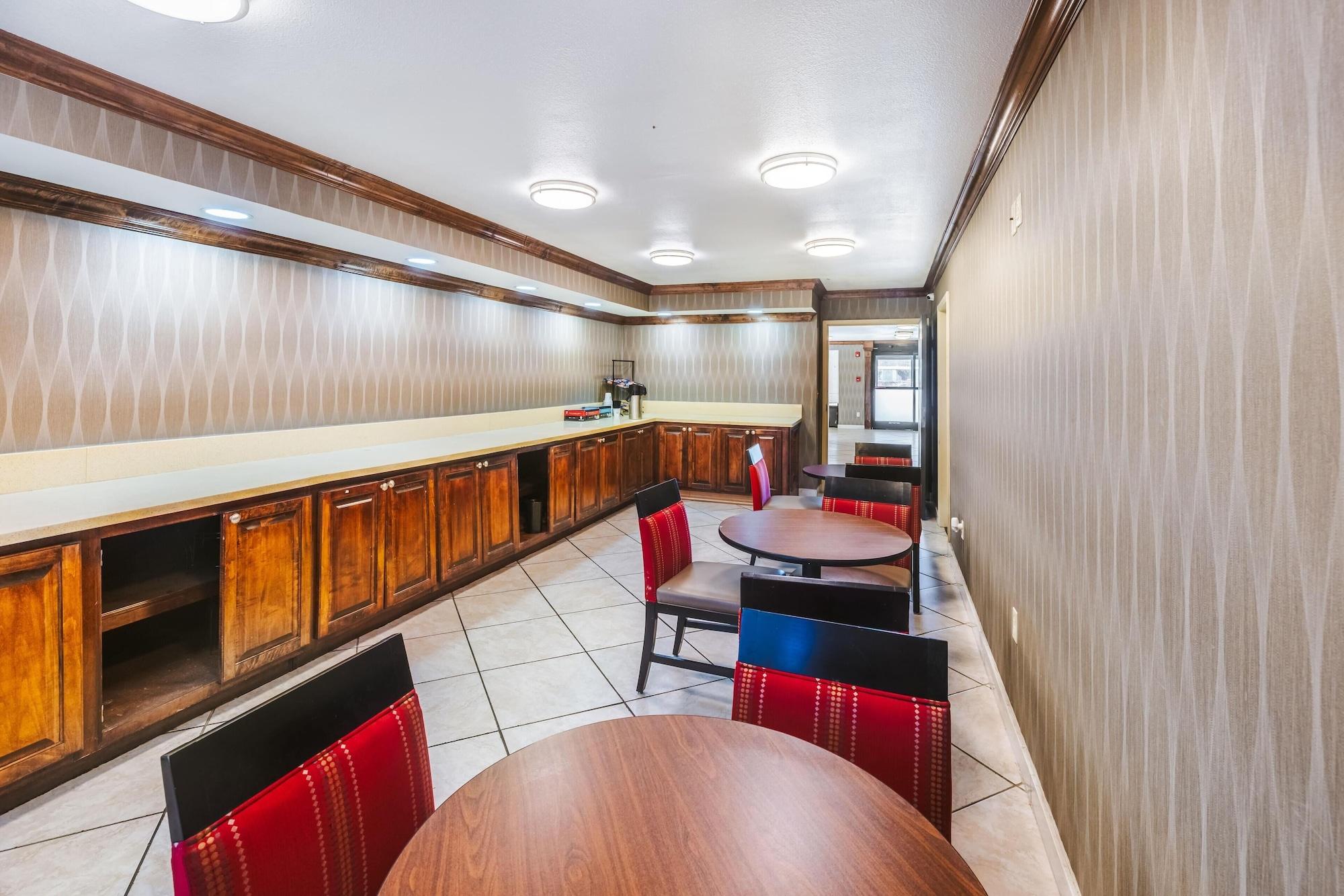 Restaurant Super 8 by Wyndham Jackson MS Near the Fairgrounds