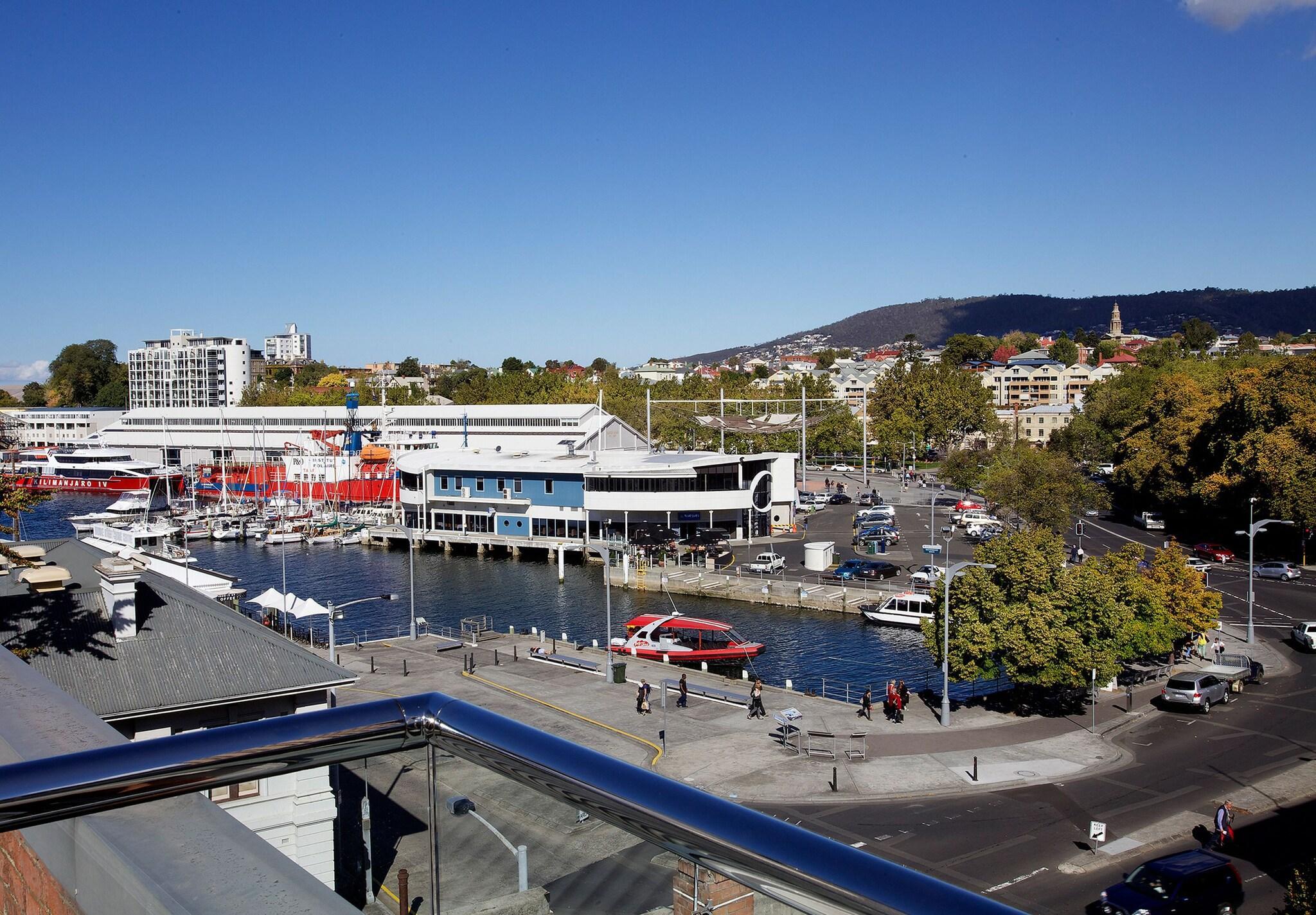 Vista Exterior Sullivans Cove Apartments