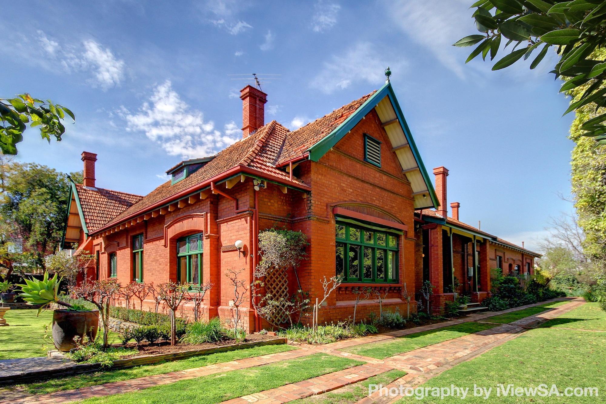Varios Buxton Manor