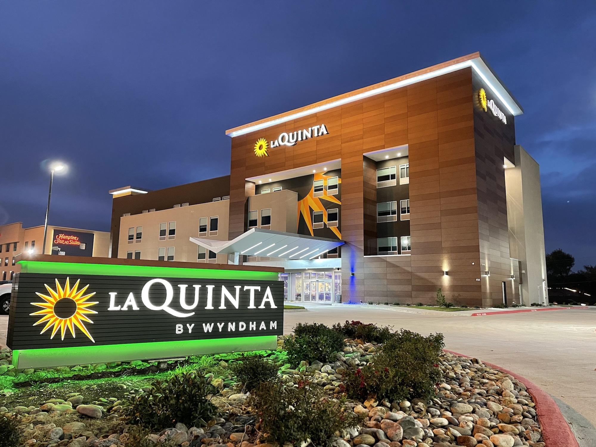 Vista Exterior La Quinta Inn & Suites by Wyndham Dallas/Fairpark
