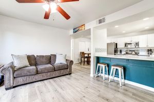 Alquiler Vacacional - 3 Mi to Dtwn: Gated Condo w/ Patio in Reno!