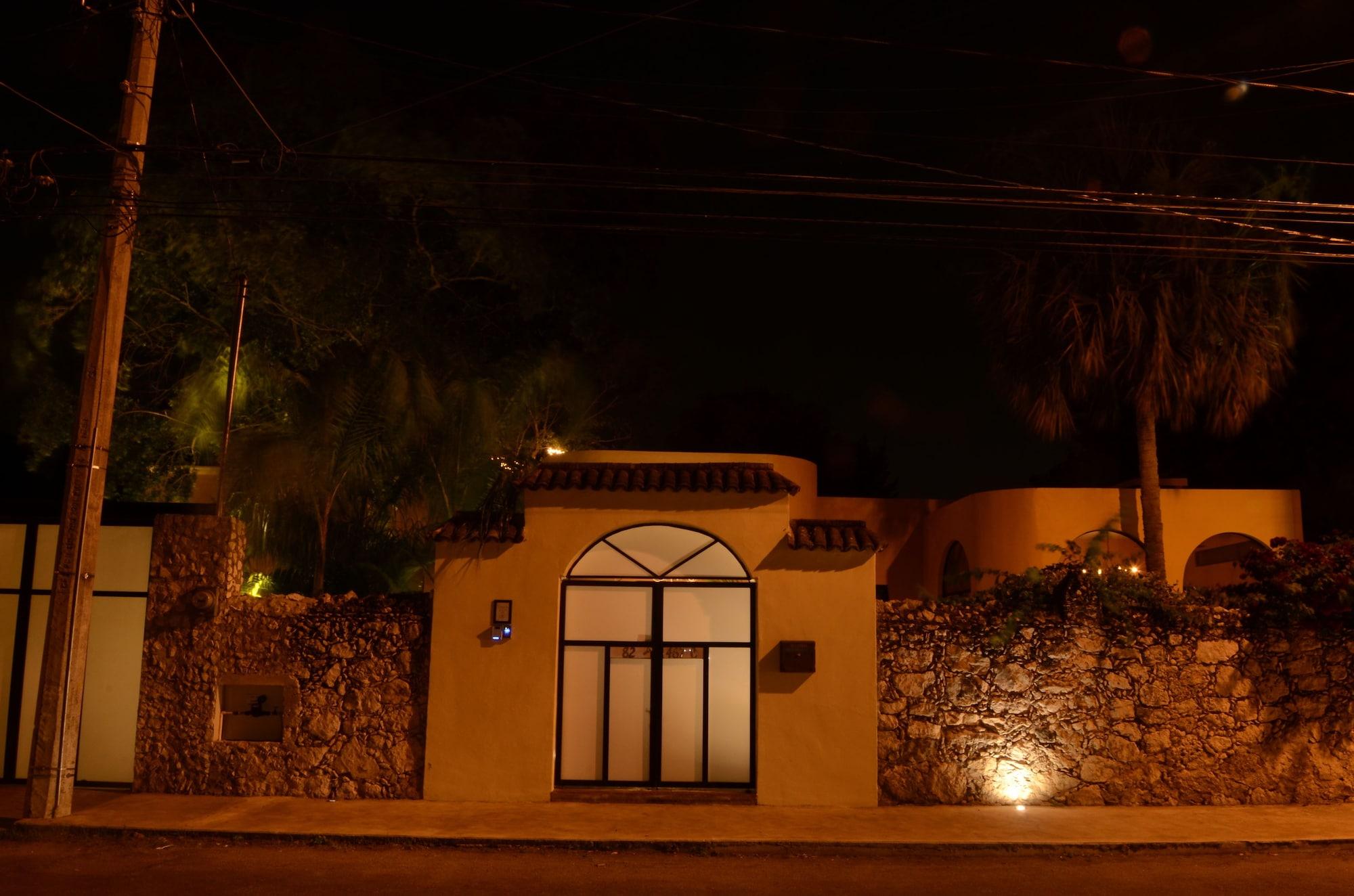 Vista Exterior Ochenta Y Dos an urban bed & breakfast
