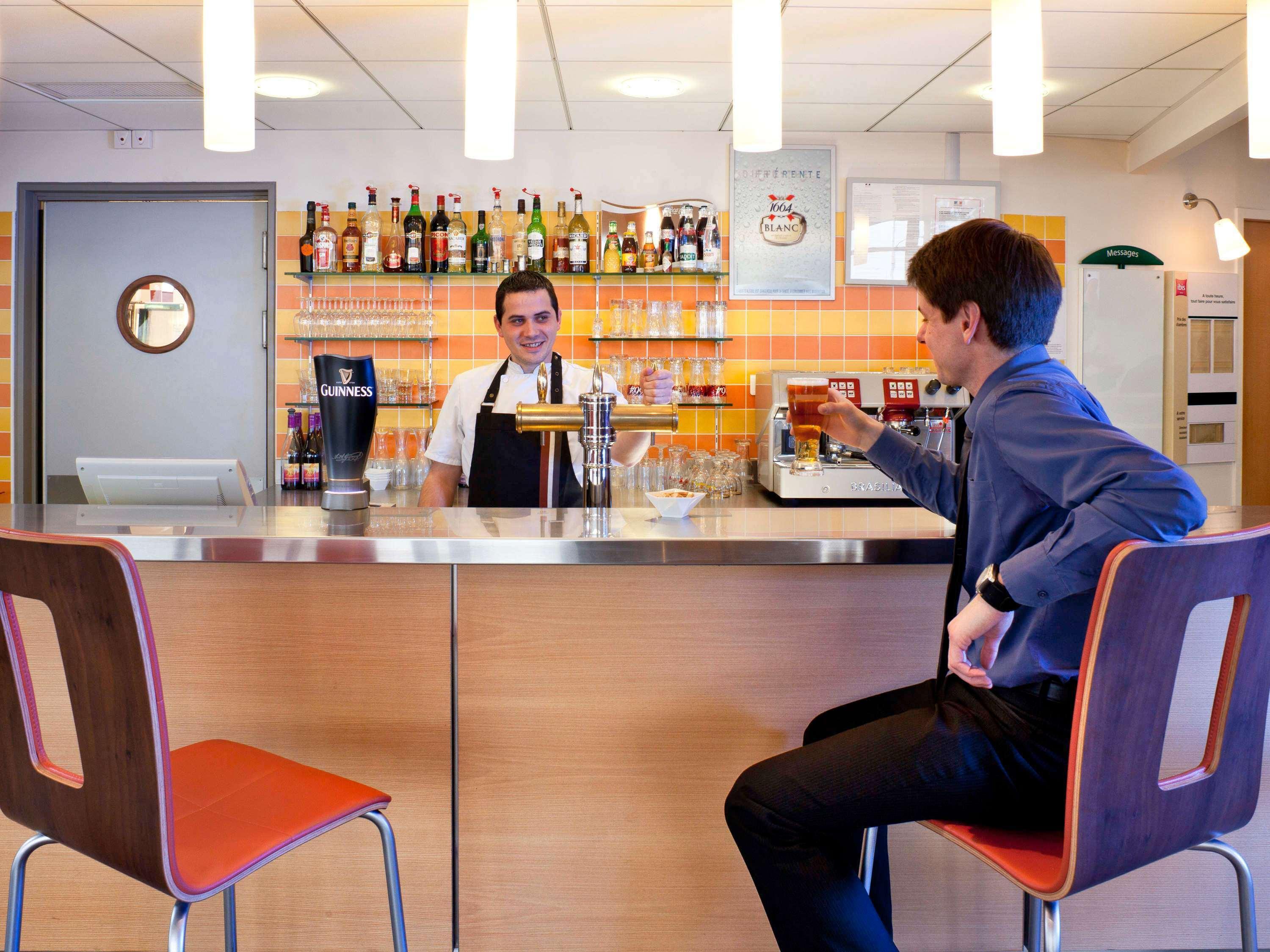 Bar/Salón ibis Beauvais Aeroport