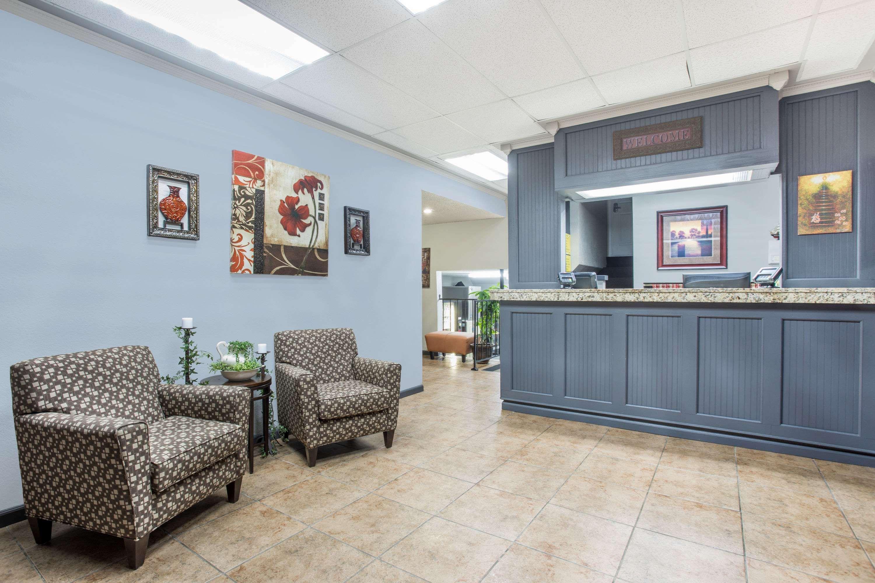 Vista Lobby Super 8 by Wyndham Independence Kansas City