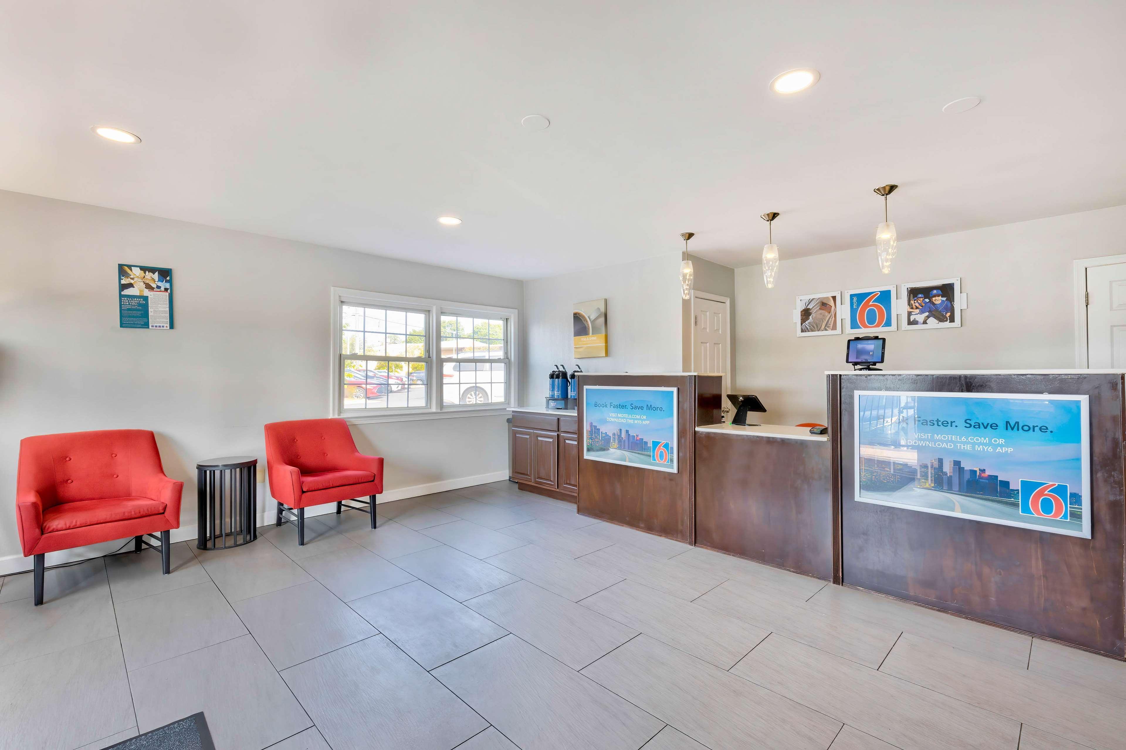 Vista Lobby Motel 6 Falls Church, VA - Arlington Boulevard