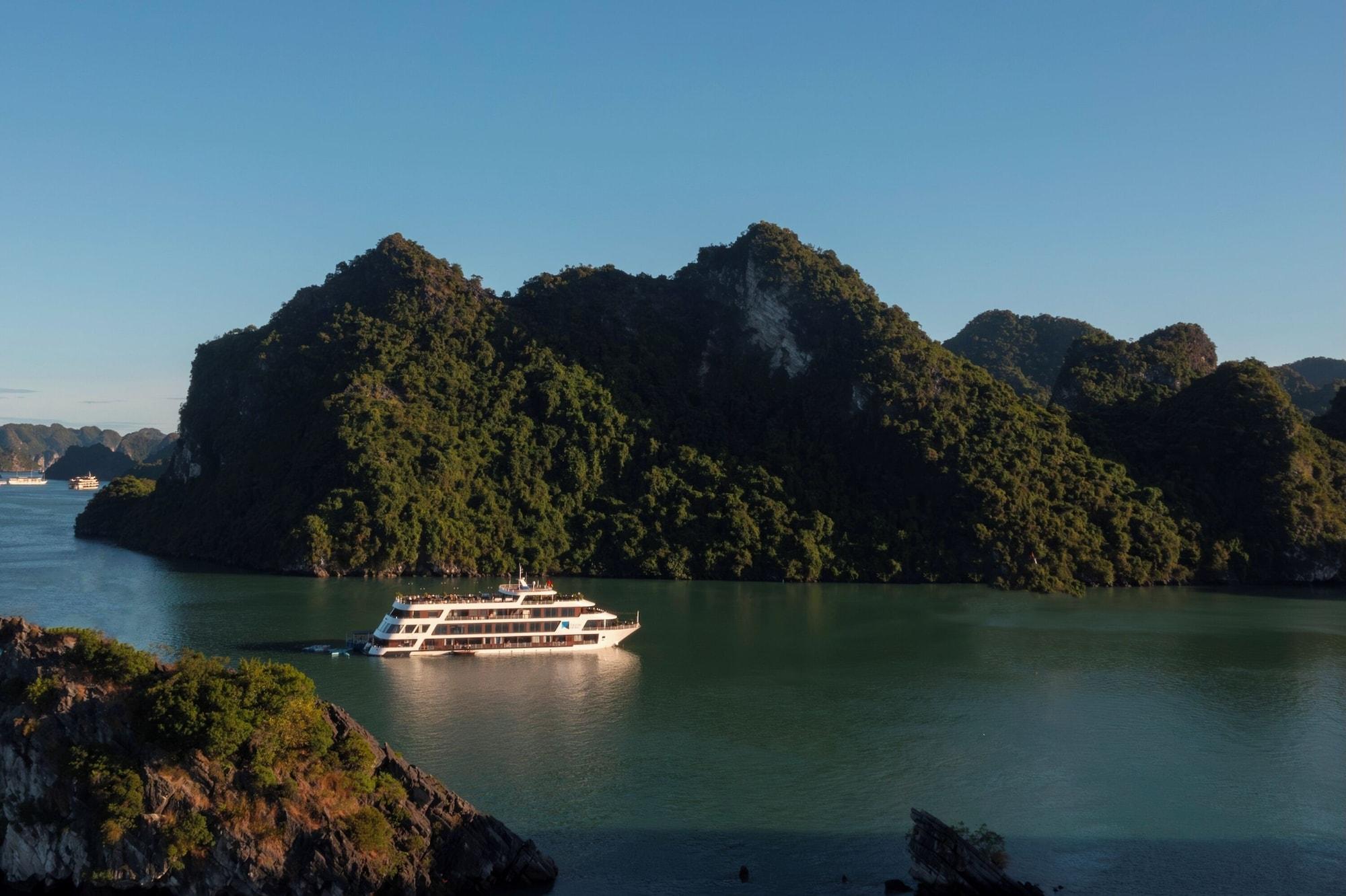 Vista Exterior Le Theatre Cruise