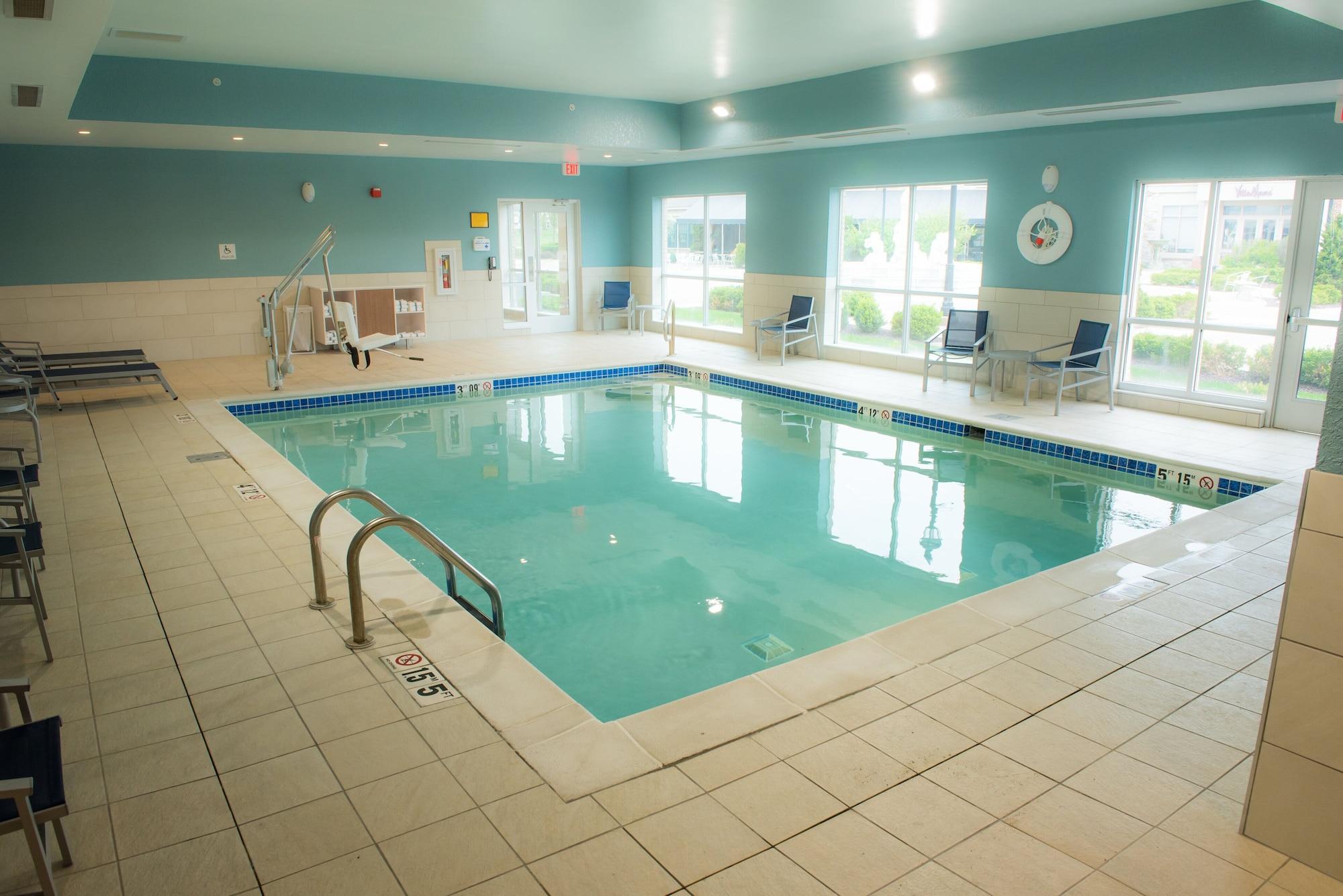Vista Piscina Holiday Inn Express & Suites Louisville N - Jeffersonville by IHG