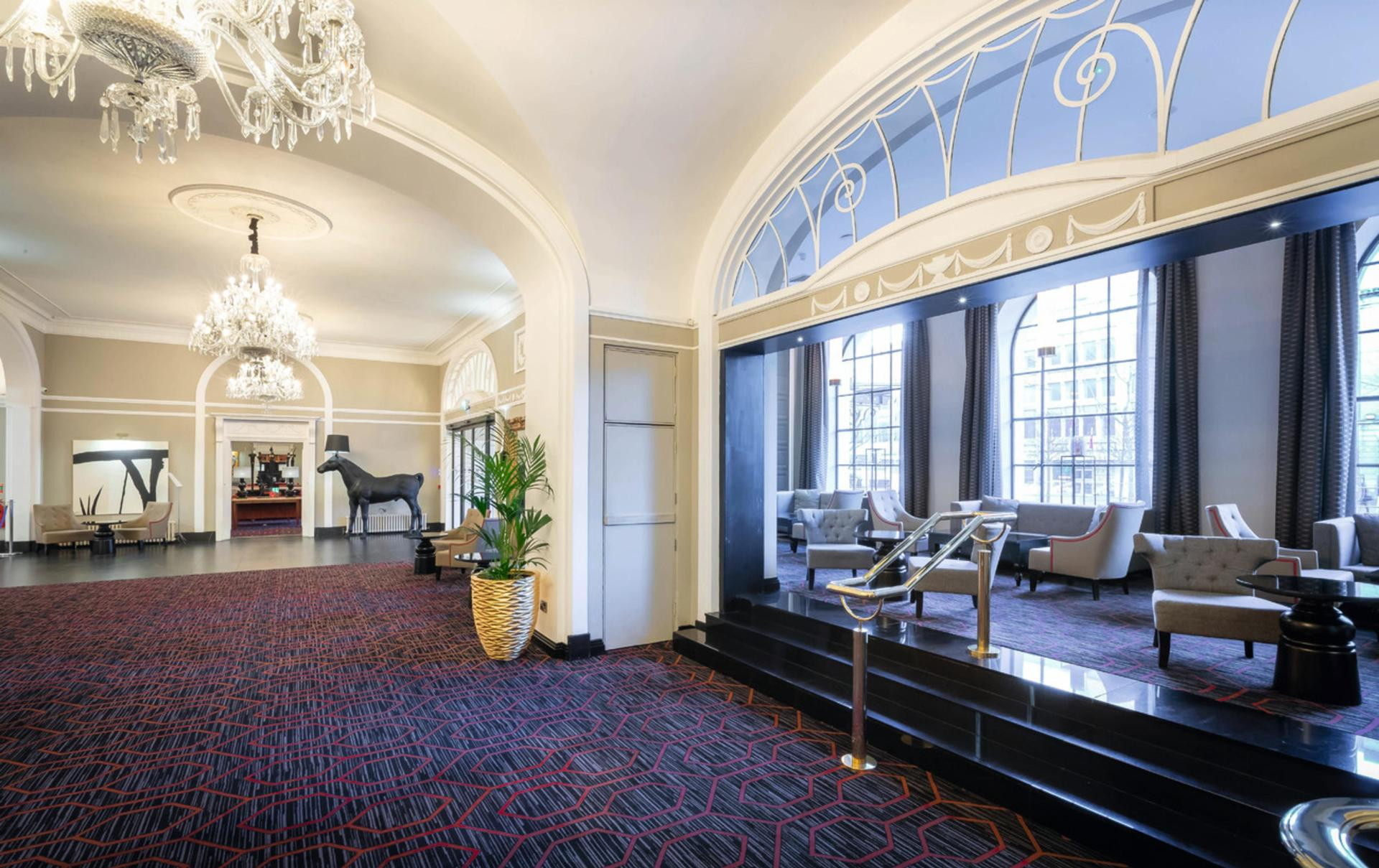 Vista Lobby Hotel Riu Plaza The Gresham Dublin