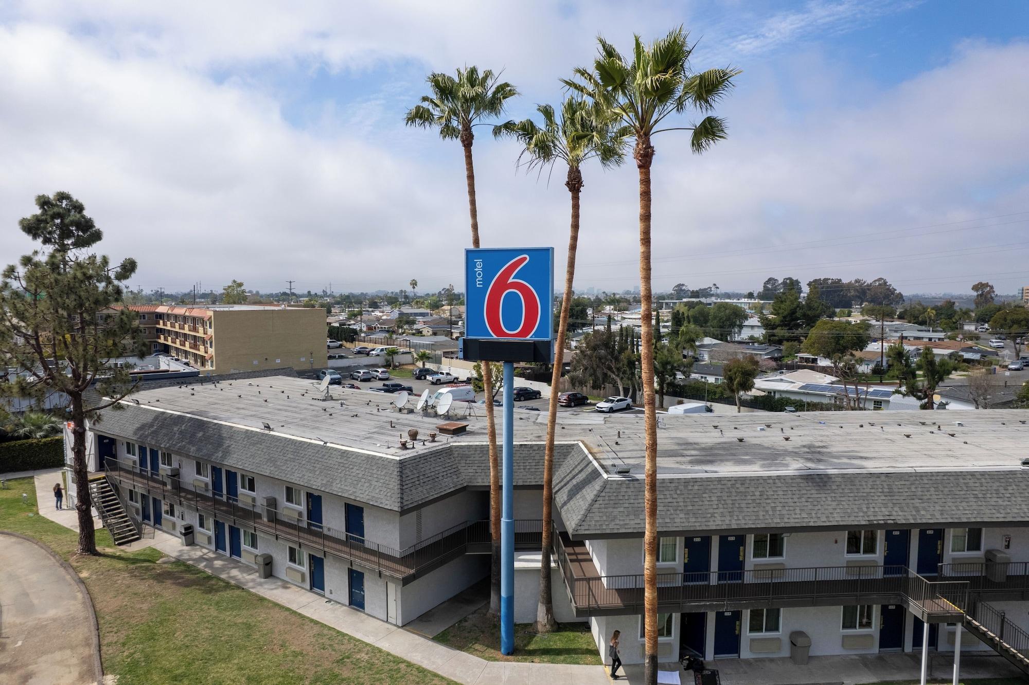 Vista Exterior Motel 6 San Diego, CA - North