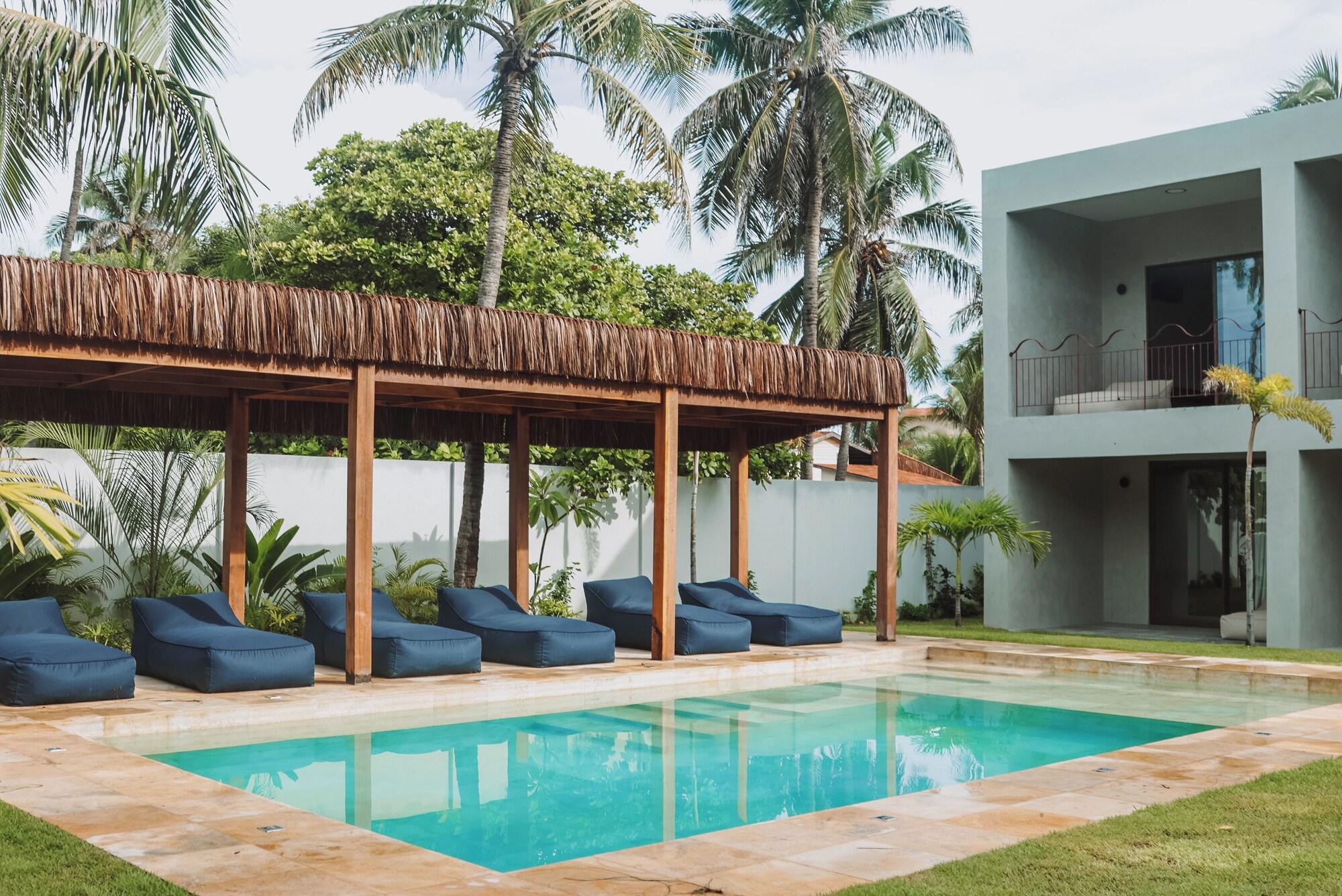Vista da piscina Luau Hotel