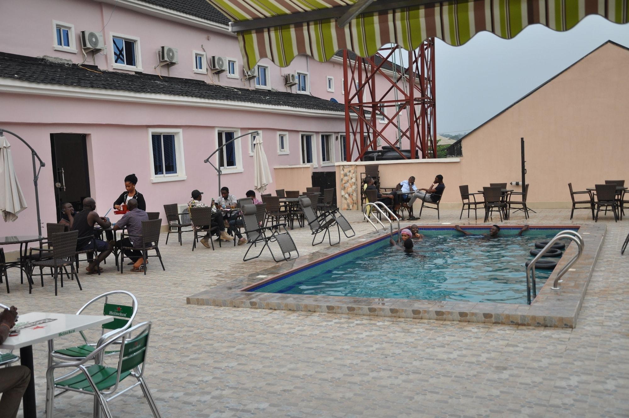 Vista Exterior Grand Capital Hotel