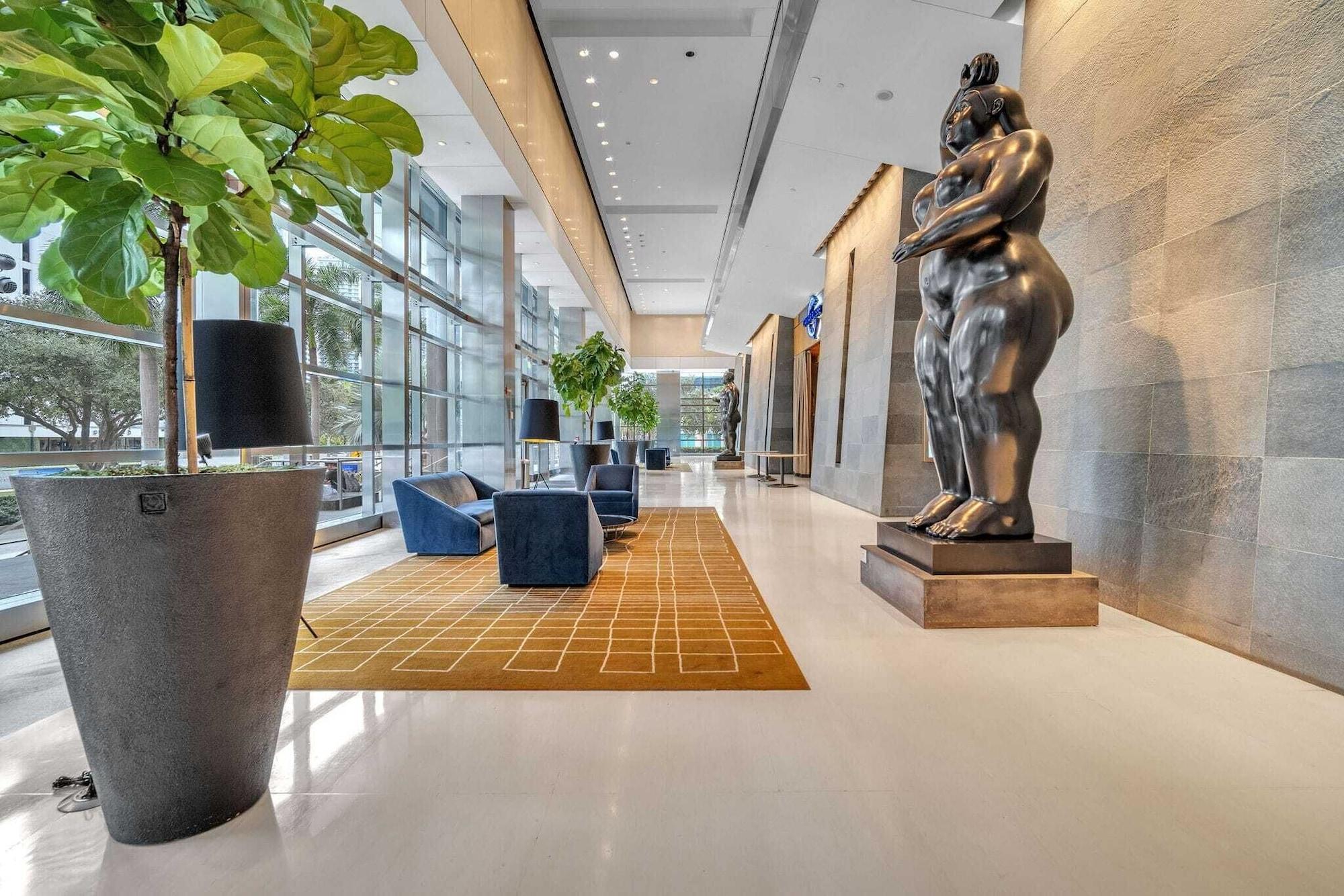 Vista Lobby Four Seasons hotel 2bedroom suite