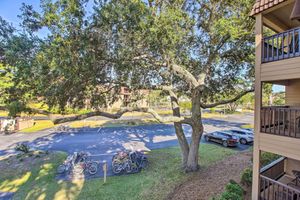 Alquiler Vacacional - Walk to Beach: Condo w/ Balcony in Hilton Head