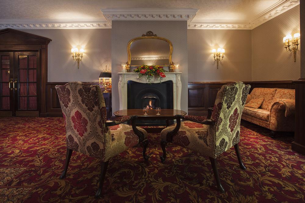 Vista Lobby Seven Oaks Hotel