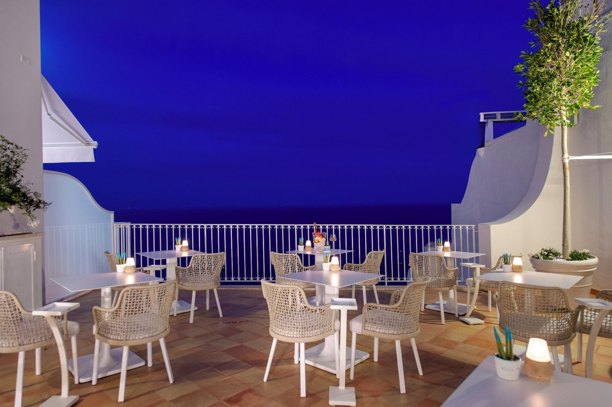 Vista Exterior Villa Francesco Luxury Suites